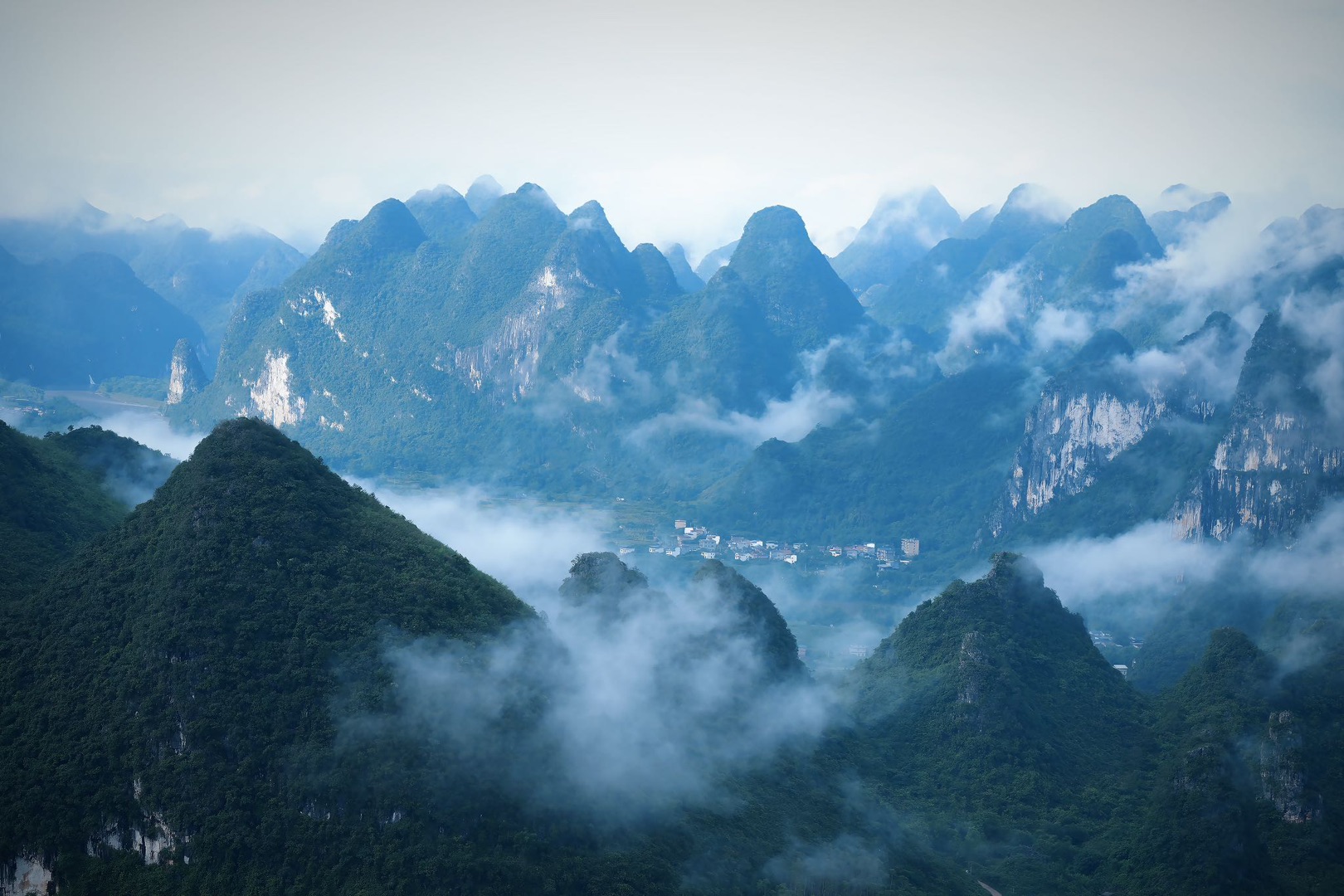 夏日桂林小众游，分享几个宝藏打卡地｜ 来桂林很多次，每次都是去阳朔，这次给大家推荐一些超好多的打卡地，有露营的，有躺漂的，有爬瀑的，每一个都让我惊喜万分。赶紧一起来看看👀。 · day1️⃣落地桂林-桂林大公馆-会仙玻璃田- 野享露营基地-宿野享 day2️⃣灵川古东瀑布-东漓古村-江头村- 枫木根-宿猫儿山民宿 day3️⃣猫儿山日出-欣儿的花园-木龙书院-返程 · ▪️会仙玻璃田：说起来其实会...