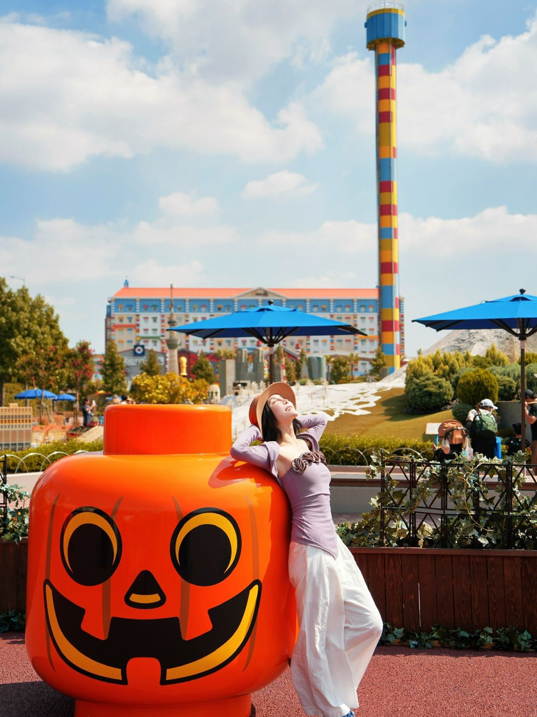 名古屋旅行不可错过的乐高乐园（全攻略），万物皆可乐高🎃｜ 到底是谁说名古屋无聊的，明明就很好玩❗️我们到达名古屋最期待的就是名古屋乐高乐园，到了之后简直太喜欢了，这里真的万物皆可乐高。 · 乐高乐园主要分为7个主题园区： 工厂区（Factory）：乐园一入场的地方，包含最大的伴手礼店 The Big Shop。 · 积木王国（Bricktopia）：比较多手作区域，也有可以带小朋友一起叠乐高的游戏...