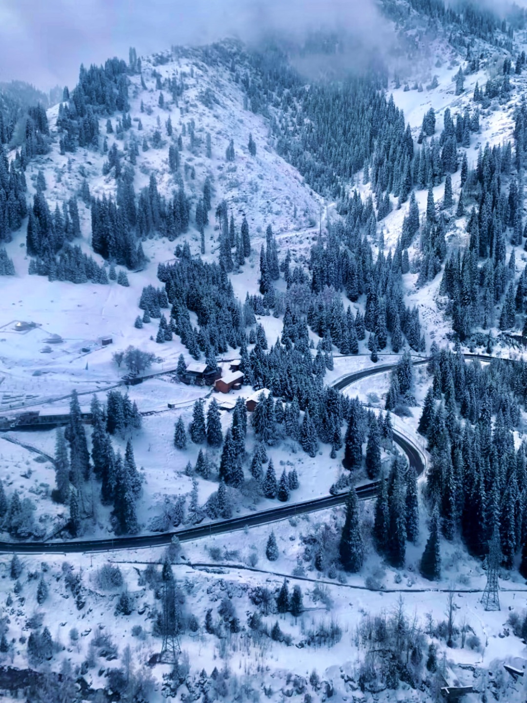 Shymbulak雪山之上，感受不一样的雪国风景 （全攻略）｜ 跟着阿斯塔纳航空✈️来到了哈萨克斯坦，第一站就是Shymbulak 高山滑雪场。作为滑雪爱好者🏂的我真的是蠢蠢欲动，现在天气比较暖和，要到20号的时候雪场才能全部开放。 · 不过话说回来，伊尔阿拉托峡谷的 Shymbulak 高山滑雪场真的很美，宛如梦幻中的雪国仙境。海拔 3500 米之上，优质的干粉雪如轻柔的棉絮，纷纷扬扬地飘落。#...