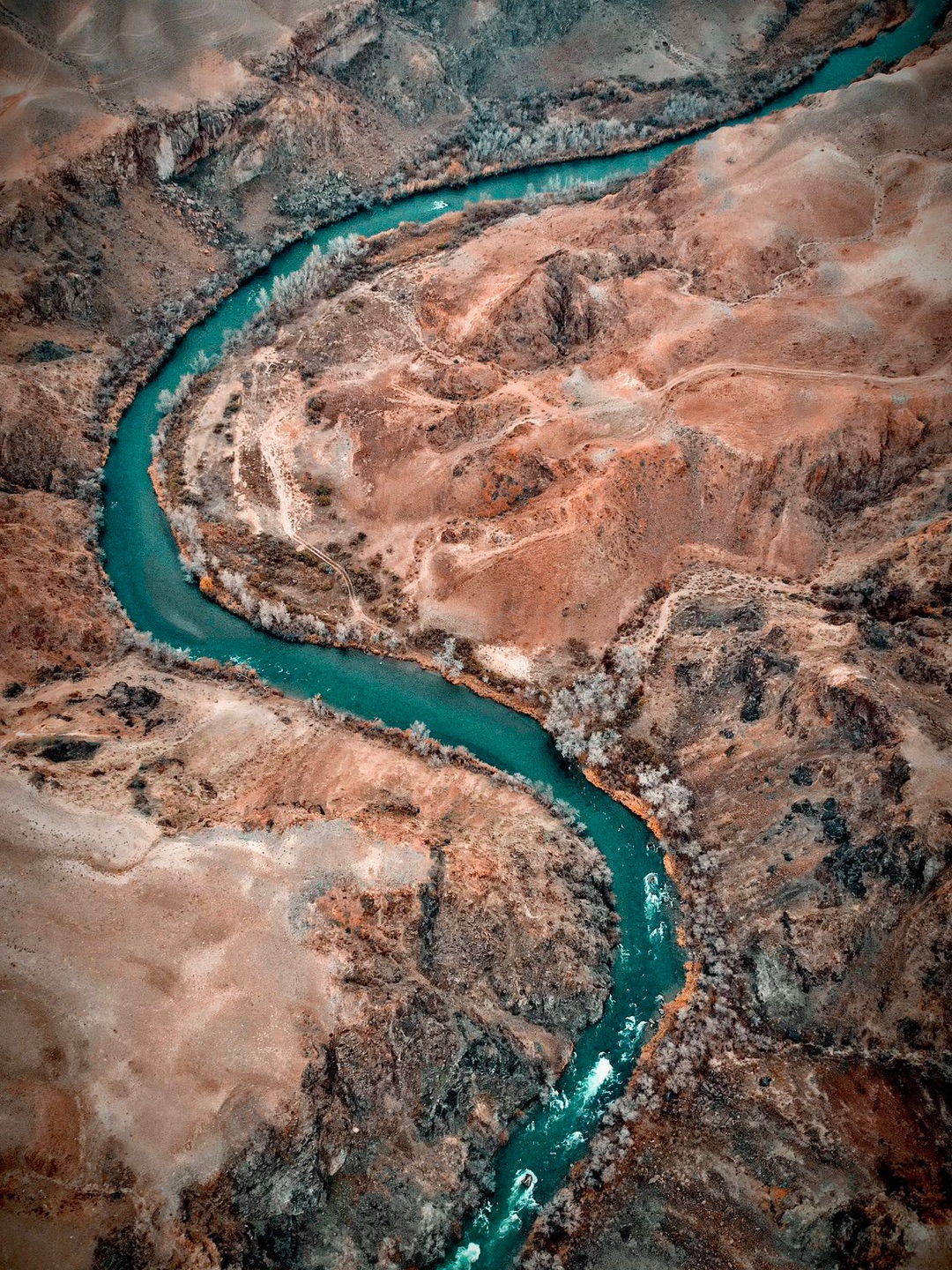 Charyn Canyon National Park｜万物皆有裂痕，那是光照进来的地方  恰伦大峡谷 Charyn Canyon National Park被称为小科罗拉多大峡谷，是世界上第三大峡谷。从阿拉木图市区出发210公里的车程就可以抵达恰伦大峡谷的景区入口。 · 恰伦大峡谷因地质变化而形成，每一块岩石都留下了漫长时光的印记，沉淀着历史与文明，也展现着自然的力量。 · 恰伦峡谷是恰伦峡谷国...