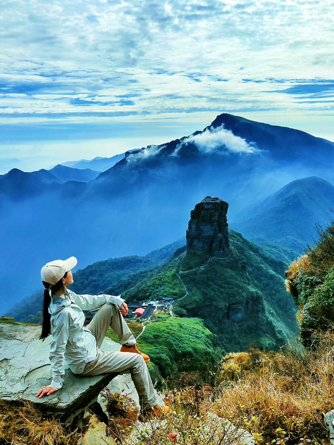 深秋的梵净山，宛如一幅浓墨重彩的画卷。霜叶红于二月花，满山的红叶像是被大自然点燃的火焰，热烈而绚烂。山间的云雾如轻纱般缭绕，给山峰增添了几分神秘的韵味。 · 漫步在梵净山的小径上，脚下是厚厚的落叶，发出沙沙的声响，仿佛在讲述着岁月的故事。每一口呼吸，都能感受到清新的空气和深秋的宁静。 · 而在这醉人的深秋时节，11 月 11 日，梵净山还有一场特别的盛会——“天空之城梵净山暖心音乐会”🎶 这场音乐...