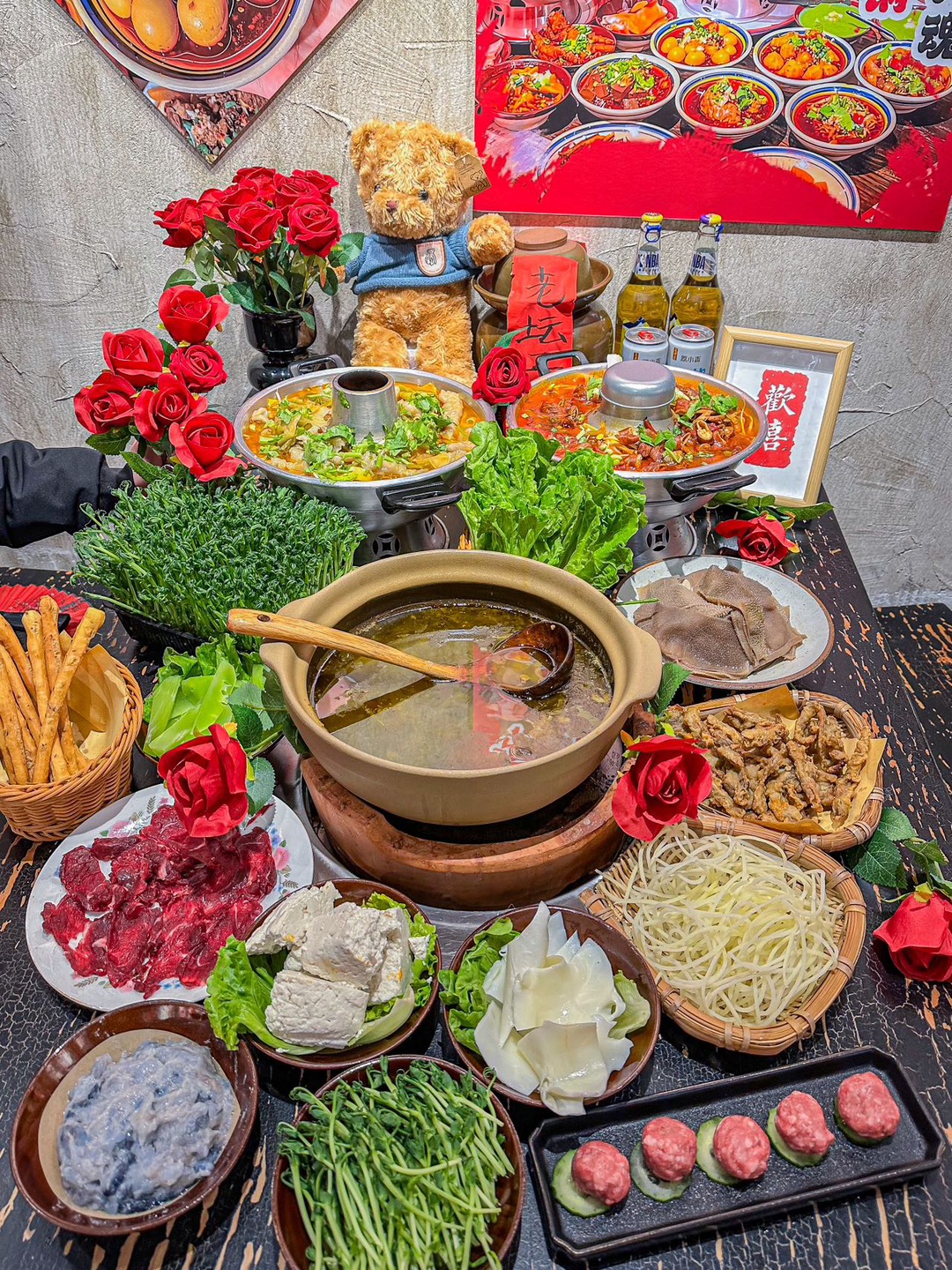 周末聚餐吃什么？渣渣牛肉市井小火锅必上榜！👊  朋友约好了却不知道吃什么？渣渣牛肉🐮🥩值得拥有！  落座才反应过来空气里弥漫的火锅气息！香！辣！看着大家吃的都很爽啊！馋死我们了🤤 肥肠忠实爱好者怎么能不来一锅泡椒肥肠呢？看起来很有食欲！闻起来也很香！果然！！！吃到嘴里是滑嫩爽口的！嚼劲十足！好评好评！下了一碗大米饭[鬼脸] 非遗老坛酸汤锅底也真不愧是非遗！酸的味道刚刚好，爱吃酸不爱吃酸的朋友们都可...