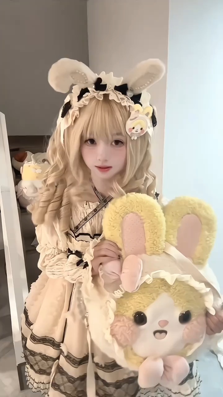太可爱啦，就是一只黄色的小兔子🐰