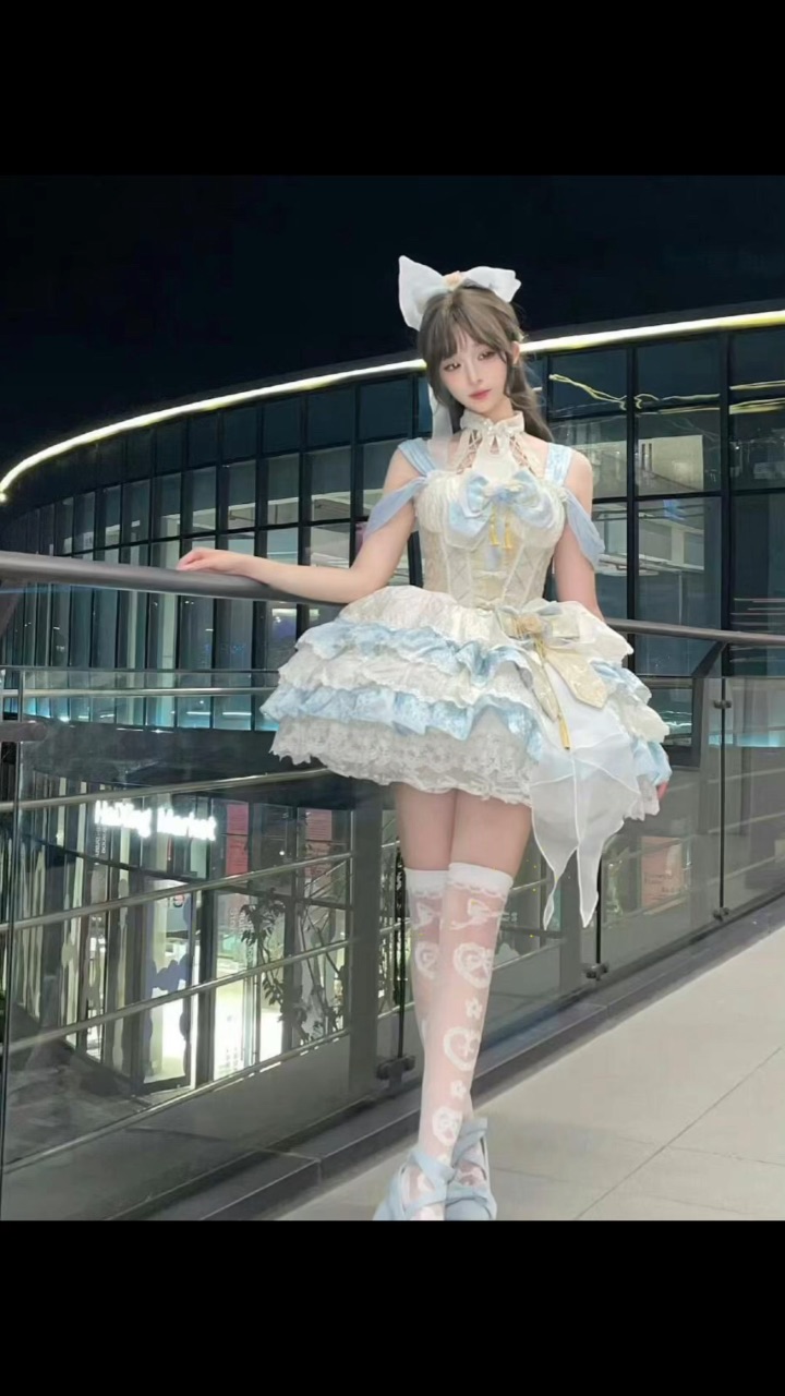 清冷出尘的气质！真的很有打歌服的那种感觉了耶！