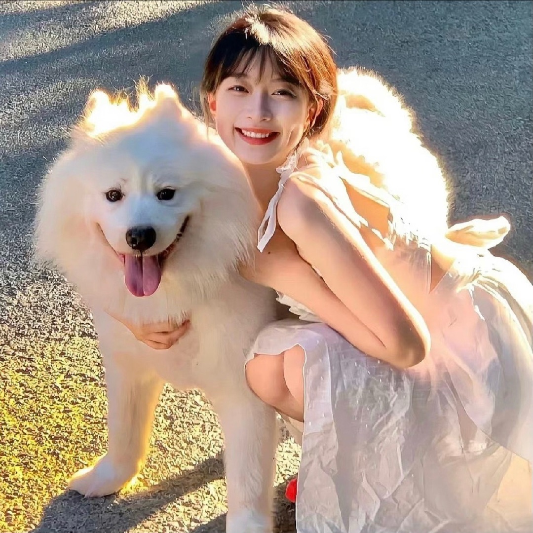 是一只阳光开朗会陪妈妈一起玩耍的好宝宝捏~