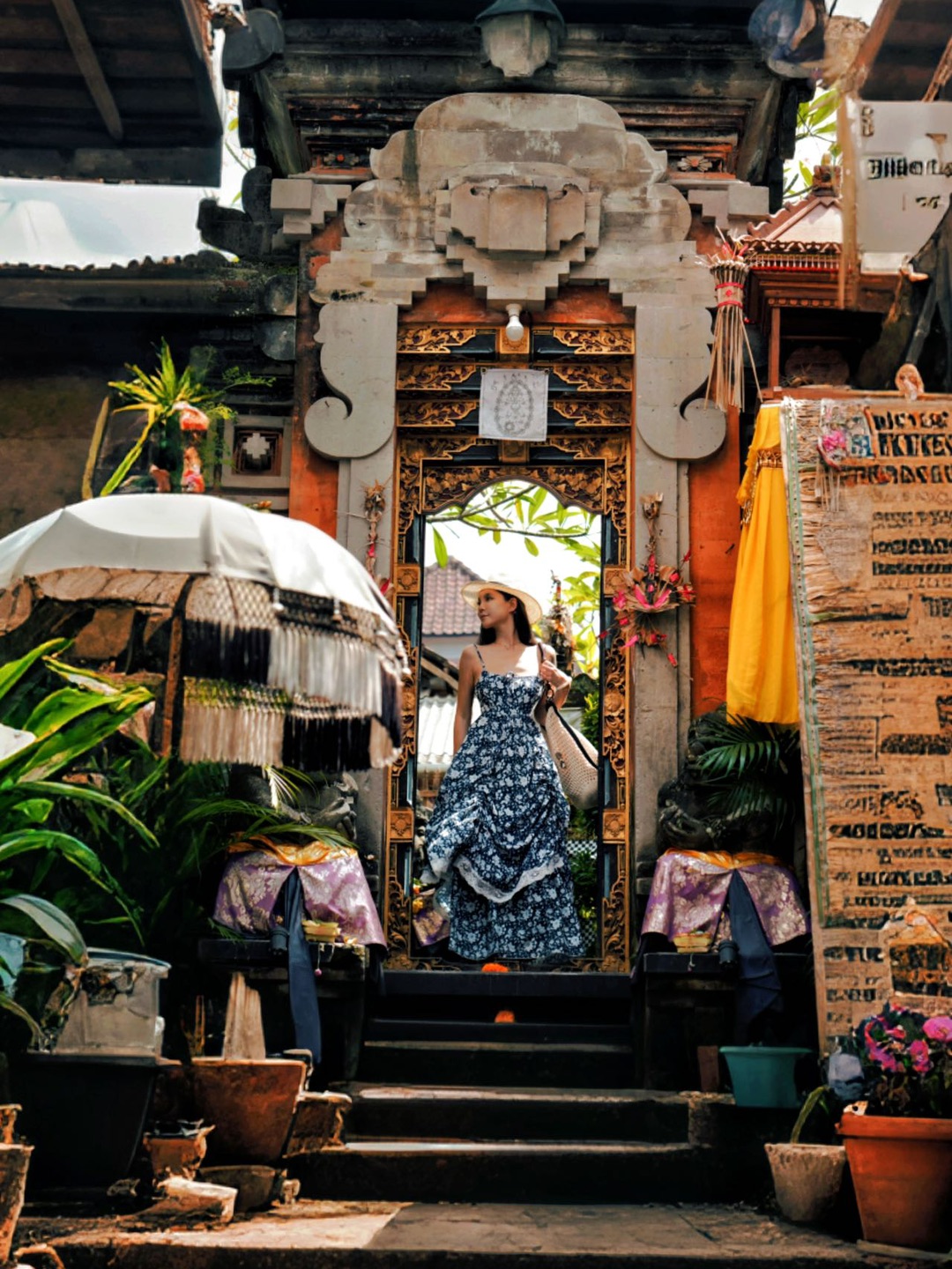 Ubud｜乌布小巷里的光，在Sun Sun Warung与神明共餐 在乌布的时间很短，我们还是选择在这里吃饭，从乌布市场一路走来，大雨悄然而至。乌布的雨落在蕉叶上时，我正站在朱槿花掩映的木门前。这座被误认作庙宇的小馆，用满室的香茅与椰香，砌出一道隐形的结界——唯有足够执着的人，才能窥见门后沸腾的人间烟火。 · ｜Bebek Goreng｜上桌时，琥珀色的脆皮是鸭子在火山岩上跳了整夜的踢踏舞，刀尖轻...