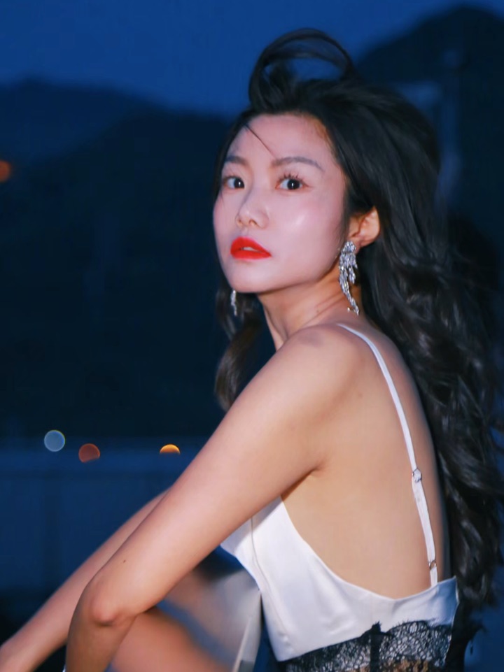 蓝调夜色下的优雅剪影