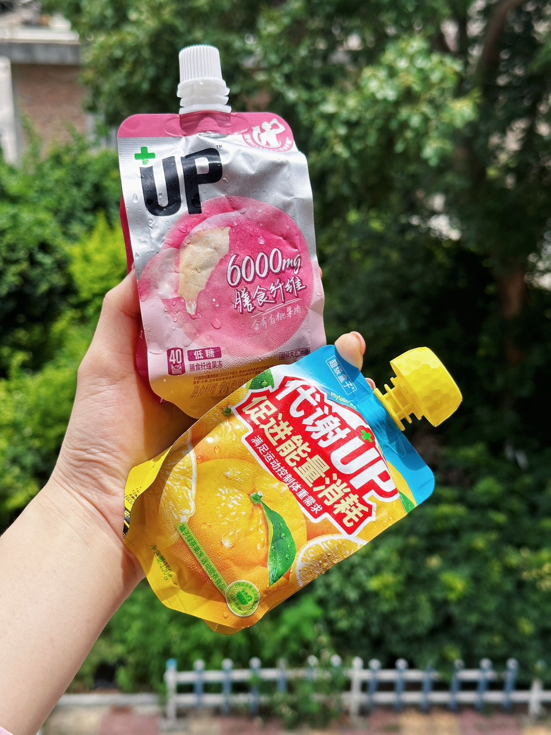 打工人摸鱼掉秤密码！被同事追着要链接🔗  打工人狂喜！摸鱼吃零食还能瘦！同事看我都眼红！！就是这个超级盒子果冻！有两种口味  🍵 柚子绿茶果冻 12卡，比半片柠檬低！火锅后吨一袋，碳水直接被锁死！左旋肉碱buff叠满，早上吃可以增加整体代谢，摸鱼追剧都在偷偷燃脂🔥  🍑 白桃膳食纤维果冻 咬开爆汁白桃香！6000mg膳食纤维≈57颗西梅！馋奶茶薯片时来一条，饱腹感拉满+嗯嗯通畅，久坐党必冲！  现...