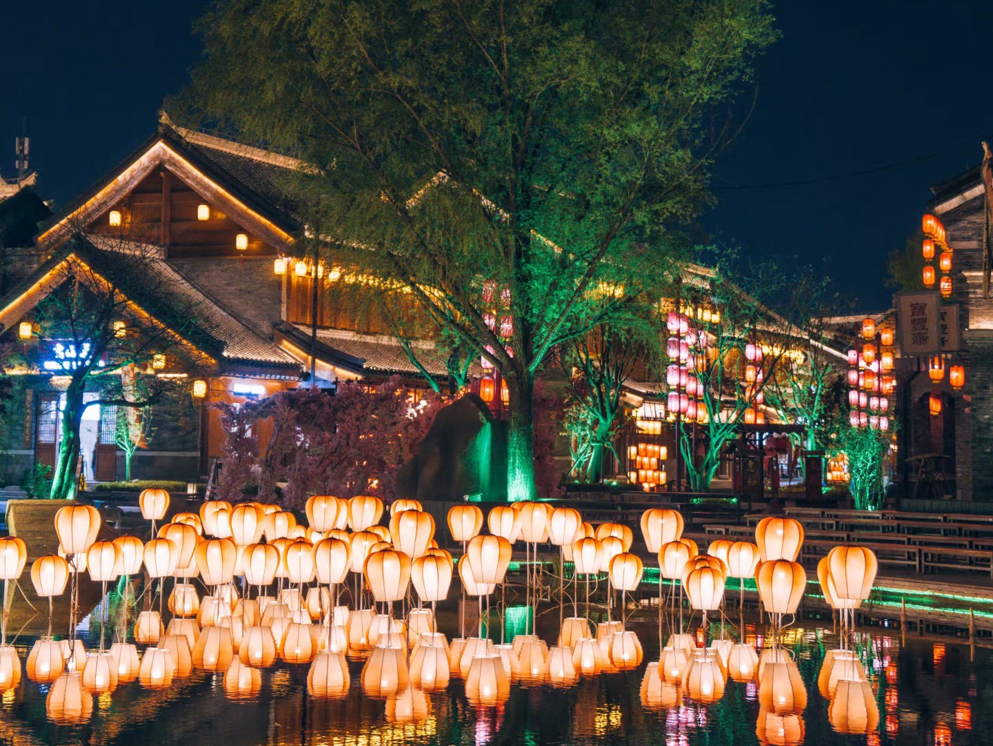 高铁3小时直达临沂，两天一夜的轻旅行，从北京穿越到琅琊古城，随时随地上演的精彩节目，从晨曦到夜幕，从街头到巷尾，金牌剧目轮番上演，梦回千年琅琊，一城的好戏让你过足戏瘾！