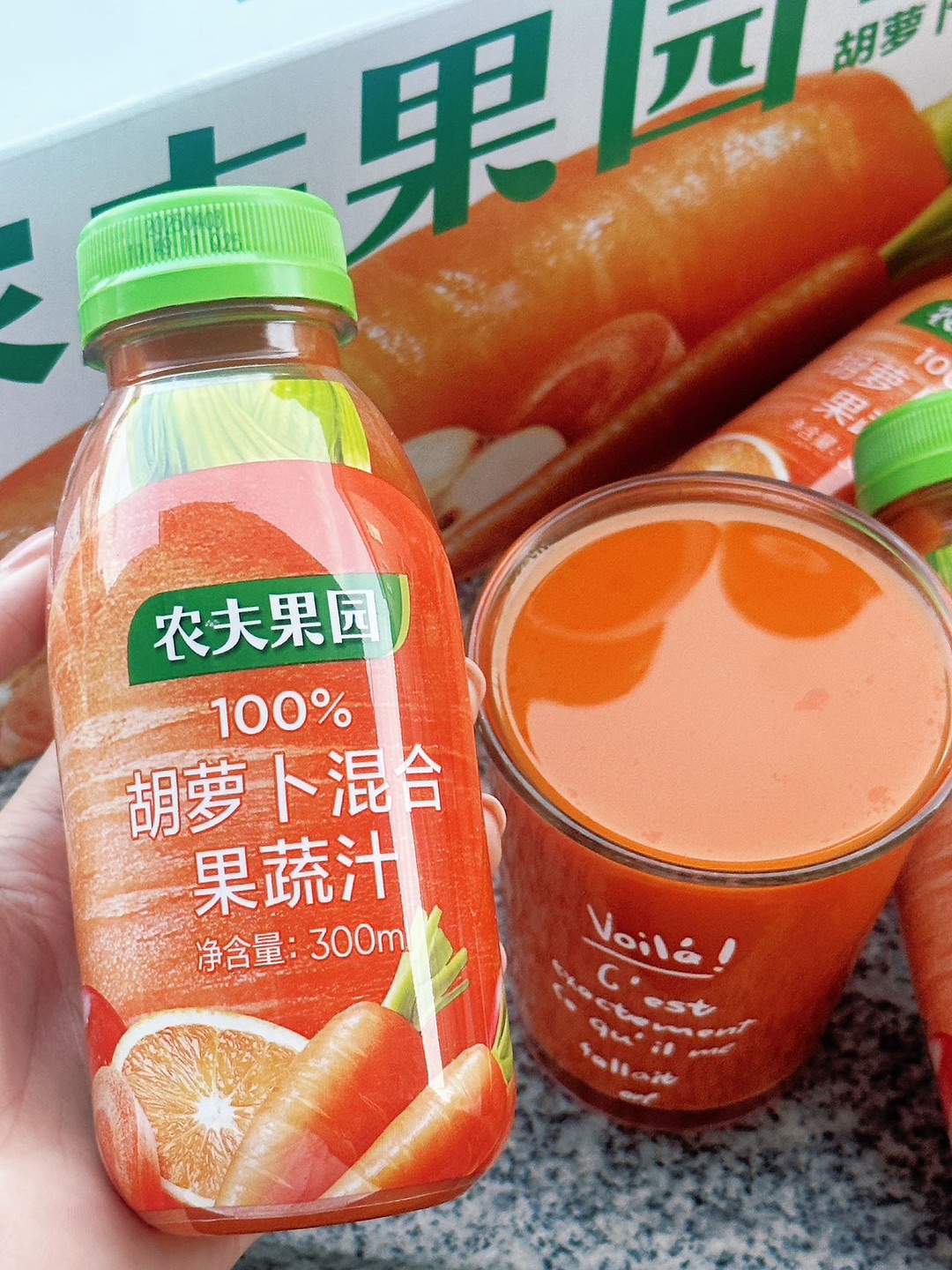 原来胡萝卜汁可以这么好喝！！！🥕 我一个不爱吃胡萝卜🥕的人都爱上了！ 🥕农夫果园100%胡萝卜汁 喝第一口直接愣住！！完全没有土腥味！ 用的改良胡萝卜又脆又甜，配料表超干净 只有水+果蔬汁，0糖0添加太安心！！ 无菌生产线锁鲜，入口巨巨巨顺滑～ 满满胡萝卜素和VC，养生又健康！ 加冰块冰镇后，清爽到原地封神！！ 真是冲浪挖到宝！今夏续命水非它莫属！！ #农夫果园 #胡萝卜汁 #夏日神仙水 #健康饮...