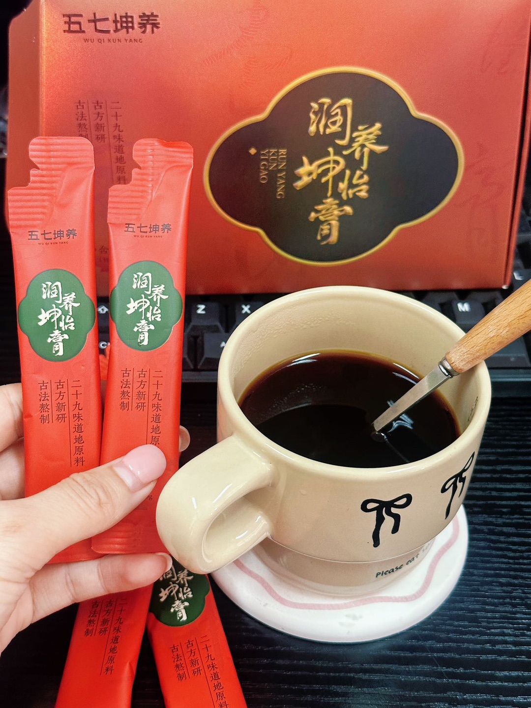 这小红条治好了我的痛经焦虑！！！  终于找到和痛经和解的方式了… 每个月来姨妈都像渡劫，都是靠布洛芬死磕过去，疼到冒冷汗时总觉得自己像坏掉的机器。朋友看我实在忍不住了叫我试一下小红条，我发现还真的有点用 它是这种一条条的独立包装，配料表看着也是一些有名的原料，本以为会很苦，结果是带着草本清香的清甜。 喝了整整一盒，痛经的情况是好多了，这个月来姨妈时我都开始有心情窝在沙发看完整部电影了。现在来姨妈我...