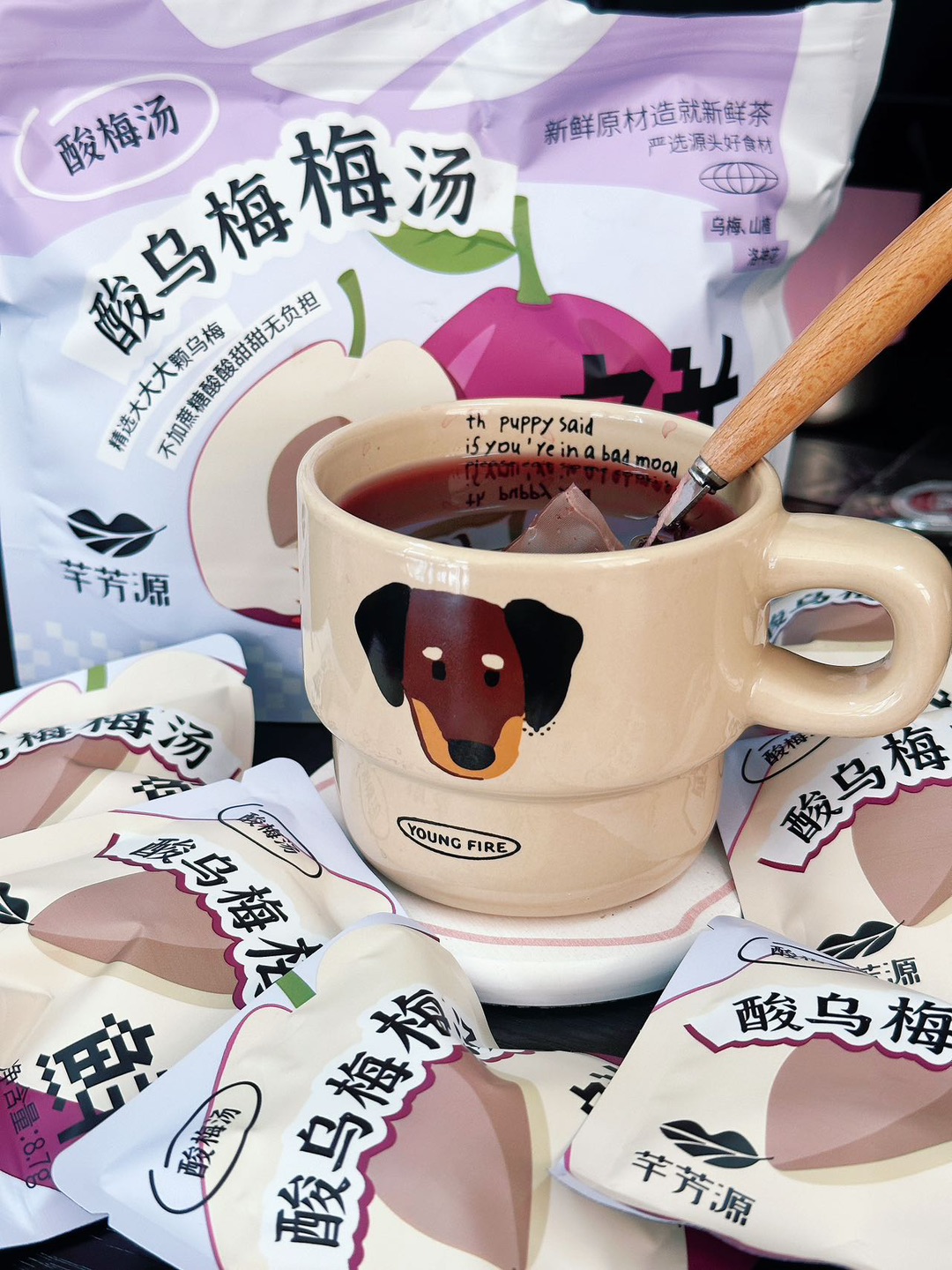 打工人，这杯续命水你真的该试试！ 打工人的养生自救指南 熬夜加班写方案、追剧、宵夜烧烤、奶茶当水喝…当代打工人的疲惫，全写在厚腻的舌苔和“闹脾气”的肠胃上。翻遍古籍才发现，原来养生答案早藏在《本草纲目》里——酸梅汤！ 乌梅敛肺、山楂消食、桑葚滋补、甘草调和、橘皮理气，这杯传承千年的酸甜饮品，润肺健脾还解腻。同事推荐的芊芳源酸梅汤，原料干净无蔗糖，冰镇后酸甜清爽，特别适合拯救被外卖掏空的胃，食材用料...