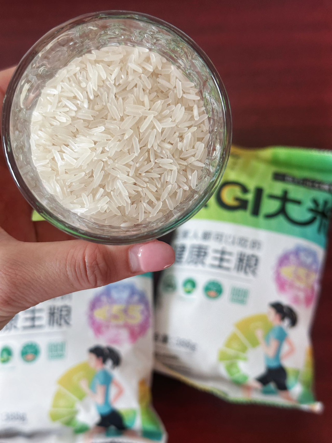 😭减脂期真的好馋碳水！！直到挖到这碗神仙大米！！  本来做好了吃“减肥餐”会超痛苦的准备 没想到这碗米直接打破我的刻板印象！！  ✨低GI值才48.9 稳稳控住血糖不飙升 ✨每100g脂肪＜3g 抗性淀粉还超丰富 重点是！！！！！ 蒸完米粒颗颗透亮 吃起来软糯弹牙 香到空口吃都停不下来！！  打工人下班简单一蒸 配个水煮菜就能美美干饭 吃完撑到下次饭点 完全没负担～ 减脂期还在为吃不到米饭苦恼的姐...
