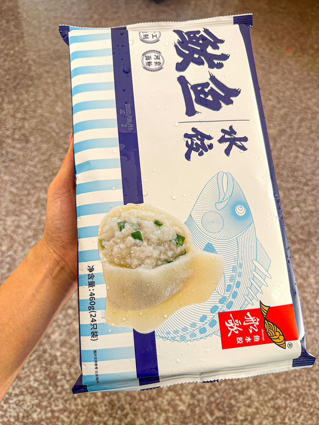 绝了！这鲅鱼饺子我能连炫10个都不腻！ 被船歌的鲅鱼水饺圈粉到想天天吃！ 刚煮好咬第一口就被惊到——薄皮里裹着满满当当的馅儿，“噗嗤”爆汁，鲜得直咂嘴！一点鱼腥味都没有，只有鲅鱼的鲜甜混着肉香，手工包的就是不一样，馅儿足到像在吃小包子～  懒人狂喜的是做法巨简单！不用解冻，水开扔进去煮6分钟就好，出锅蘸点醋和辣椒油，酸辣鲜鲜，这滋味谁吃谁知道！  饺子脑袋快冲！现在囤货正合适，早餐夜宵煮一锅，幸福...