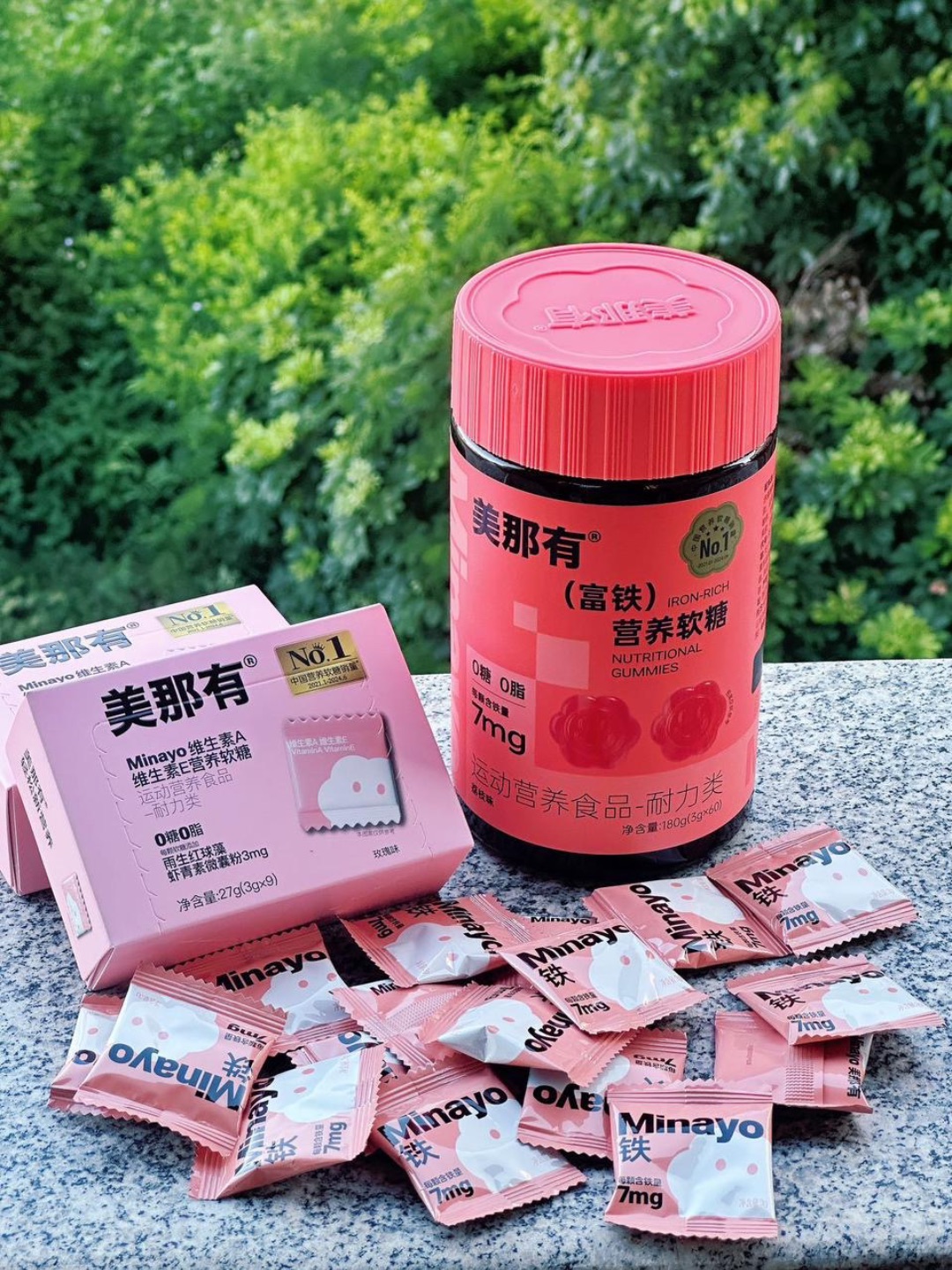 说真的，这个补铁软糖我还会再回购！ 前段时间整个人状态差到爆，走路都发飘，连大姨妈都没个准头…去检查才发现，原来是缺铁缺得太厉害。 医生开的铁片是真难搞，又大颗又不好咽，味道也怪，有时候忙起来吃完饭就忘得一干二净。 后来听闺蜜安利，试了这款美那有高阶元气铁，没想到还真不错。甜甜的荔枝味，嚼着就像吃QQ软糖，一点不费劲。 里面含有四种机铁元+三种有机肽+五重红粉，还有VC、VB的加持补充的更快了。吃...
