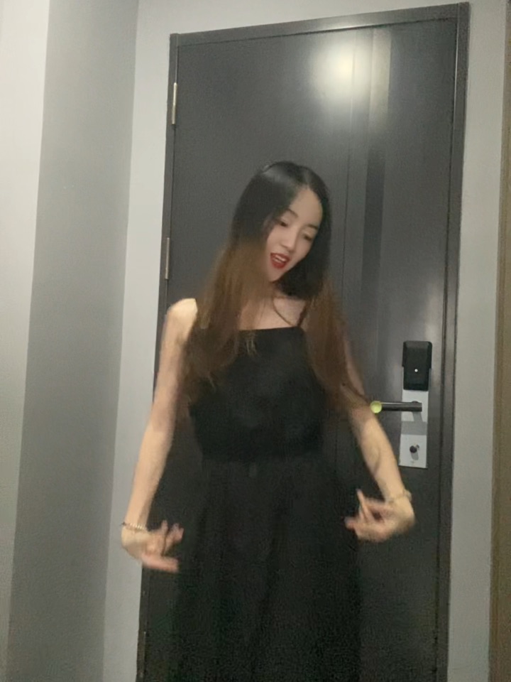在这桃花园里蹦蹦跳跳～