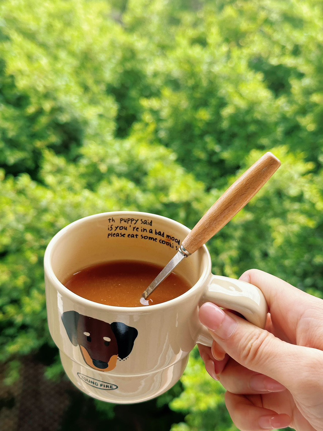 办公室常没这杯茶我不乐意加班 夏天总觉得燥得慌，又懒得折腾复杂的饮品，最近常喝的这款冻干茶倒是省了不少事。  里面就是枸杞、雪梨、桑葚这些食材，干干净净的，泡开有股淡淡的草本香，喝起来带点自然的酸甜，比白水有滋味多了。  上班时随手抓一小包，冷泡热泡都能成，忙起来忘了喝水，看到它也会想起来续上一杯。  喝了段时间，好像对着电脑久了，眼睛没那么容易干了，喉咙也舒服些。夏天嘛，能这样轻松喝点舒服的，就...