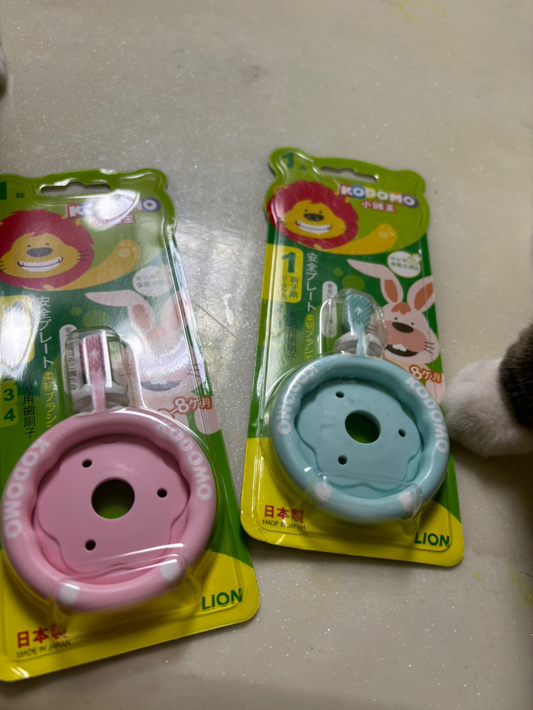 #测评/测评 这个软软的很适合给猫咪清洁牙齿。正好我家两只猫一人一只，两个颜色还容易区分。硅胶材质安全无毒，不会伤牙齿。猫咪也不会抗拒。清洁起来也很方便，套在手指上方便操作，真的推荐给养猫新手姐妹，好用的很