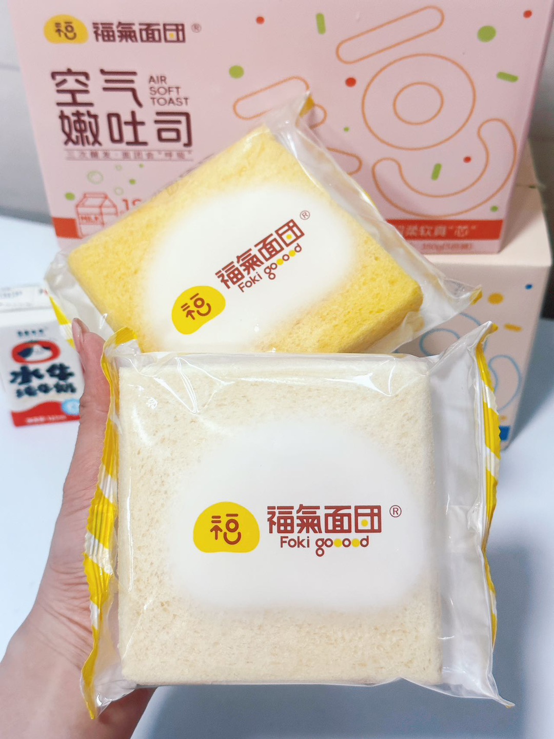 无边吐司也太懂了！牛乳南瓜味都想囤！ 福气面团这个厚切款太懂了——不用啃硬边，每片都软fufu胖乎乎，捏着能弹起来～ 牛乳味一撕开就奶香扑鼻，像在嚼云朵，奶乎乎的，空口吃都停不下来；南瓜味更绝，清甜混着麦香，甜而不腻，层次超明显！ 最安心的是没加防腐剂、蔗糖，和面都不用水，全是真材实料的味道～ 一大包顶饱到中午，早餐塞两片就够。两个口味都囤了，不爱吐司边的闭眼冲！ #吐司推荐 #无蔗糖零食 #早餐...
