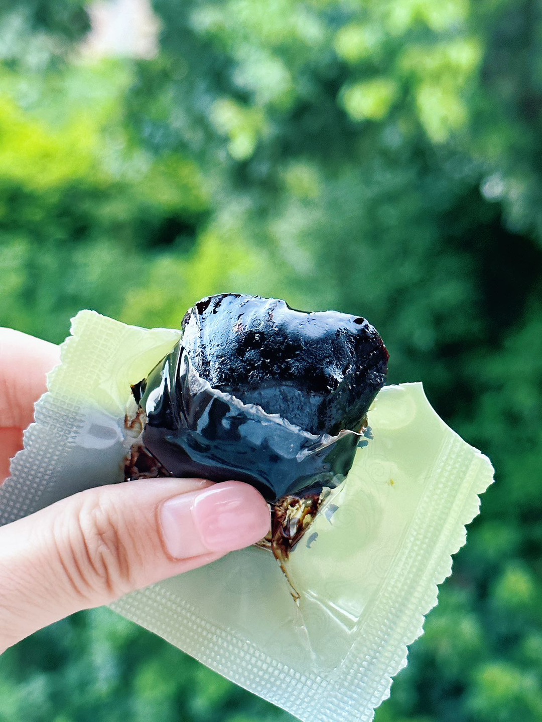 打工人亲测：这颗黄精果有点东西！！ 最近挖到办公室宝藏小零嘴——九华山的九蒸九晒黄精果，打工人下午困了饿了来一颗，比喝咖啡健康多了～ 还是朋友推荐的，看着黑乎乎的不起眼，吃起来居然糯叽叽的，带点自然的甜，像在吃软版红薯干，完全没有生黄精那种涩味。 听说是九蒸九晒做的，反复折腾后性子特温和。我现在每天包里塞两颗，下午三四点脑子转不动时嚼一个，比啃饼干清爽，还能悄悄补补。有时候加班晚了，泡杯茶扔两颗进...