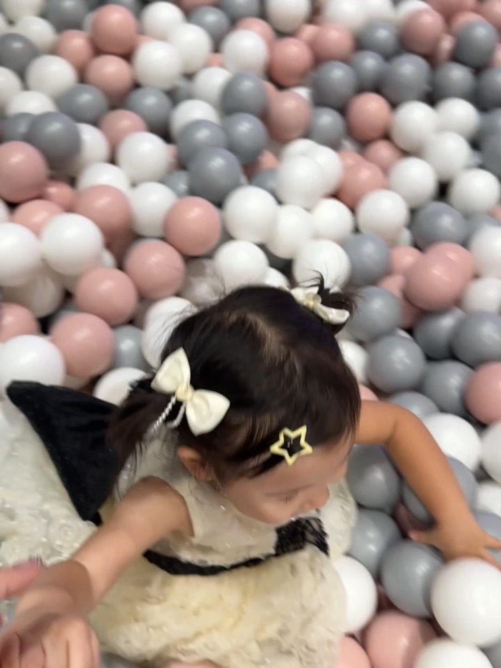 好喜欢女儿的赫本风穿搭～