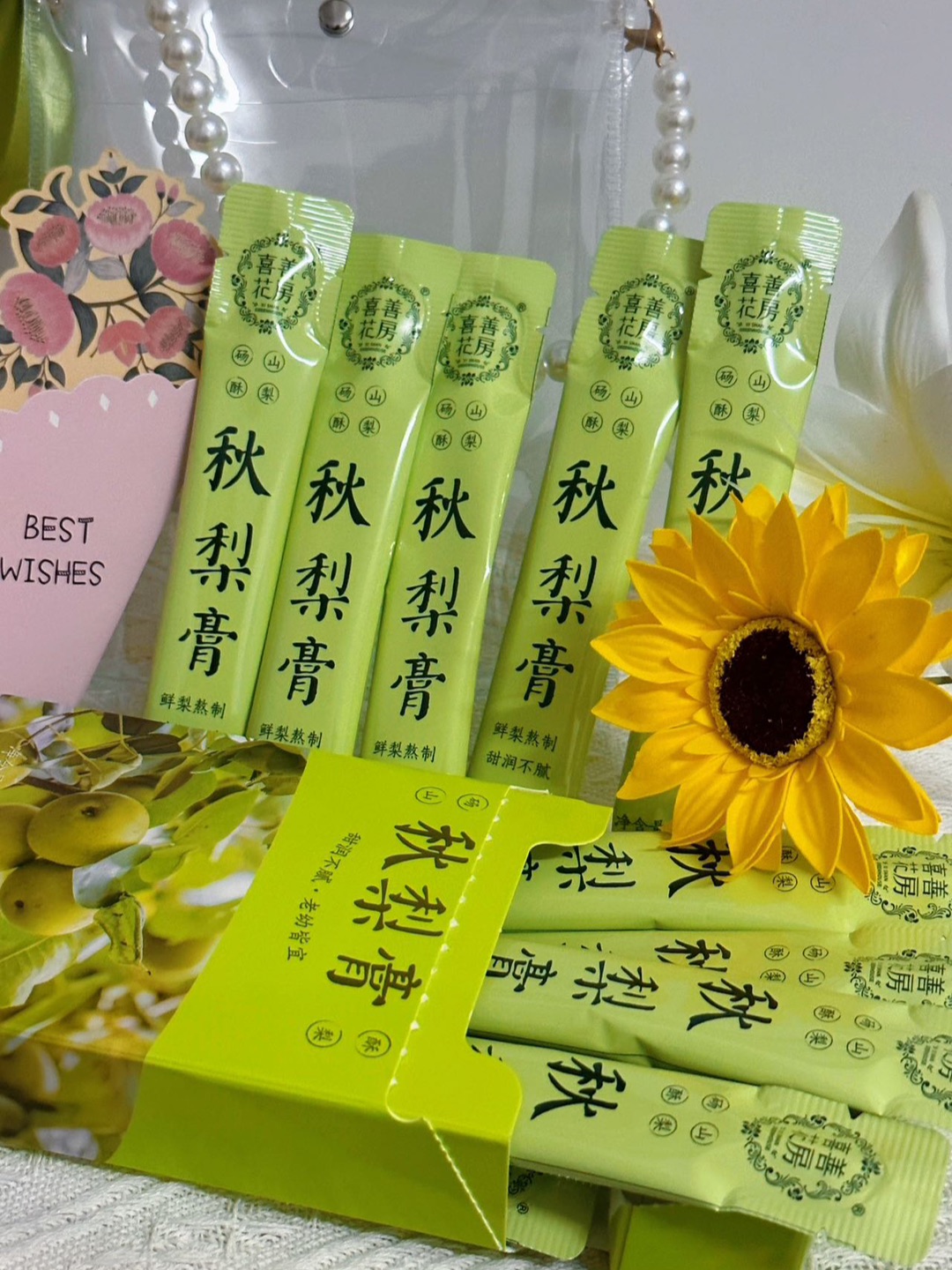 开学教师节礼｜喜善花房梨膏礼盒，心意正合适 给老师选礼物，实用又有温度就好。今年开学遇教师节，喜善花房这款梨膏礼盒，送老师、中秋送长辈都妥帖。 老师上课多，秋冬嗓子易干，这梨膏刚好能派上用场。配料只有砀山酥梨，来自80年+老梨树，四代人坚守种梨，像老师育人般用心，无多余添加。条状包装方便，老师放办公桌上，想喝就冲，润嗓舒服。 礼盒是珍珠链设计，精致不张扬。还配了花束💐贺卡，让孩子亲手DIY，比现成...