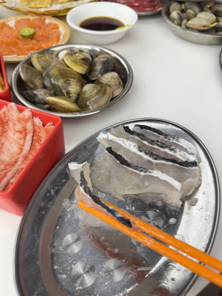 此时小狗还不知道这是他最近最后一顿锅边饭了