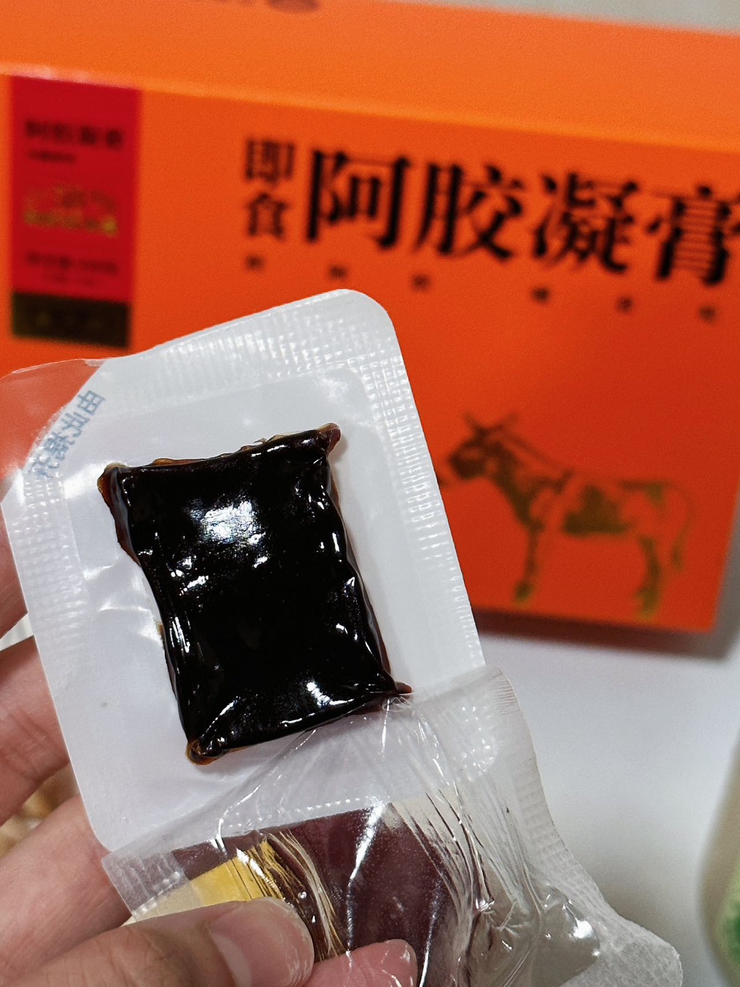 同事安利的阿胶凝膏，吃一周我真香了！  盈又堂这即食阿胶凝膏，拿到手就想喊“咋没早发现”，养生女孩爱了！  20包独立小袋特方便，揣兜里、放包里，啥时候想补气血都能吃，养生一点不费劲儿。  阿胶添加量（≥58%），还有非遗工艺，吃着踏实；关键0冰糖，怕甜怕胖的姐妹放心冲，滋补还不上火。口感糯叽叽的，带点微甜，越嚼越香。  就吃了一周，气色明显好了，脸上是那种由内而外的红润，养生党闭眼入！  #盈又...