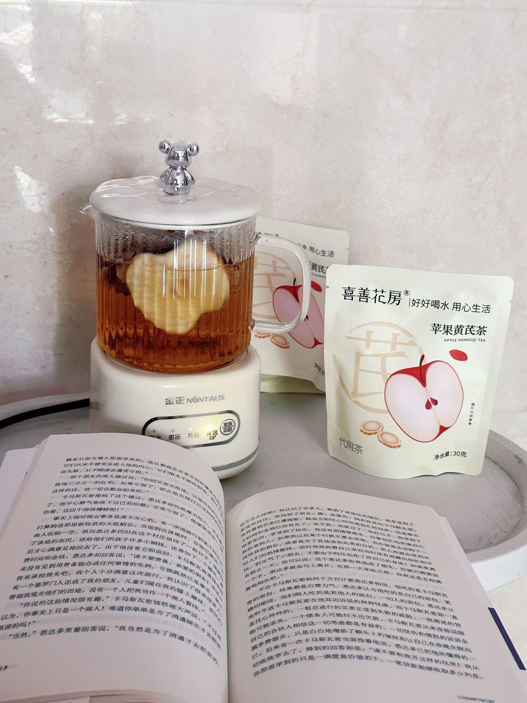 懒人养生茶首选！苹果黄芪搭配，方便又好喝 谁懂啊！女生熬夜脸发黄，自从挖到这款茶，我天天泡着喝，直接成了随身续命水！  独立小包装太贴心，黄芪、红枣、苹果这些都配好，不用自己称，拆开干净卫生。出门塞几包，上班、出差拿杯子冲就喝，超方便。  开袋就是苹果混黄芪的清香，泡开茶汤清亮。喝着是甜苹果味，带点黄芪的温润，一点不苦，比单泡黄芪水顺口太多。  黄芪补气血，搭配的食材又解腻，解渴还养气色。一袋能泡...