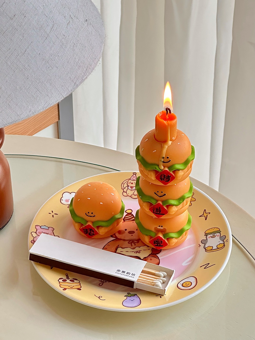 这么可爱的汉堡🍔就应该被我一口吃掉！