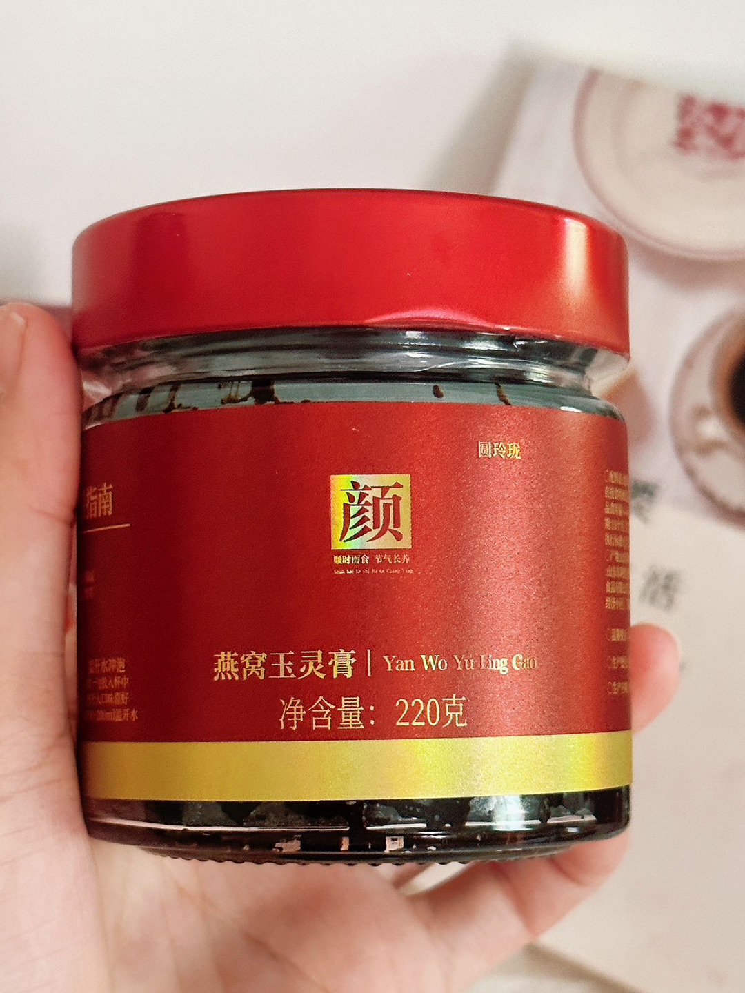 熬夜脸黄到显老[流泪]这罐膏救了我素颜！  家人们谁懂啊！熬大夜+冰美式续命，上周照镜子直接傻了——脸黄得跟腌菜似的，最白粉底液都盖不住倦气，闺蜜还问我“是不是不舒服”！  之前吃阿胶上火、喝红枣水没用，中医姑姑骂醒我：“气没跟上！血补了不转化等于白吃！”给我推了她吃的燕窝玉灵膏。  本以为是智商税，结果1周就见效！起床不口干、跑地铁不喘；28天化妆惊觉，自然色粉底液居然显白了！黄气褪了、暗沉淡了...