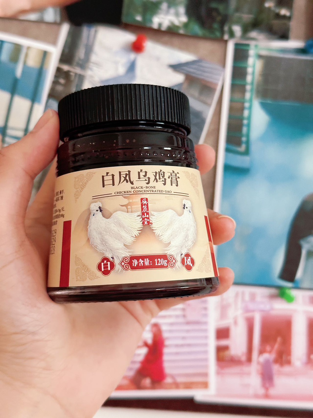 被我喝空两罐的白凤乌鸡膏，熬夜党真的可以试！  之前总熬夜到没精神，试了好多滋补的都没坚持下来，直到挖到这个白凤乌鸡膏。  开盖就是很正的草本香，不是那种齁甜的，是食材熬出来的醇厚感。我每天早晚都会挖一勺，用温水冲特别好化，喝着是淡淡的甜，带着点草本清香，一点不腻，比喝奶茶舒服多了。  现在坚持快一个月，早上醒来不怎么困了，白天工作也有劲儿，连同事都问我是不是气色变好了。女生对自己好点，真的不用太...