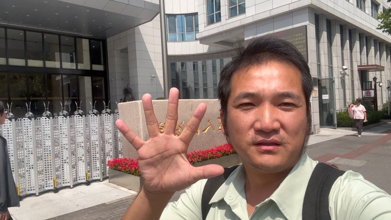 第一次庭审全纪录对方律师迟到不提前提供证据