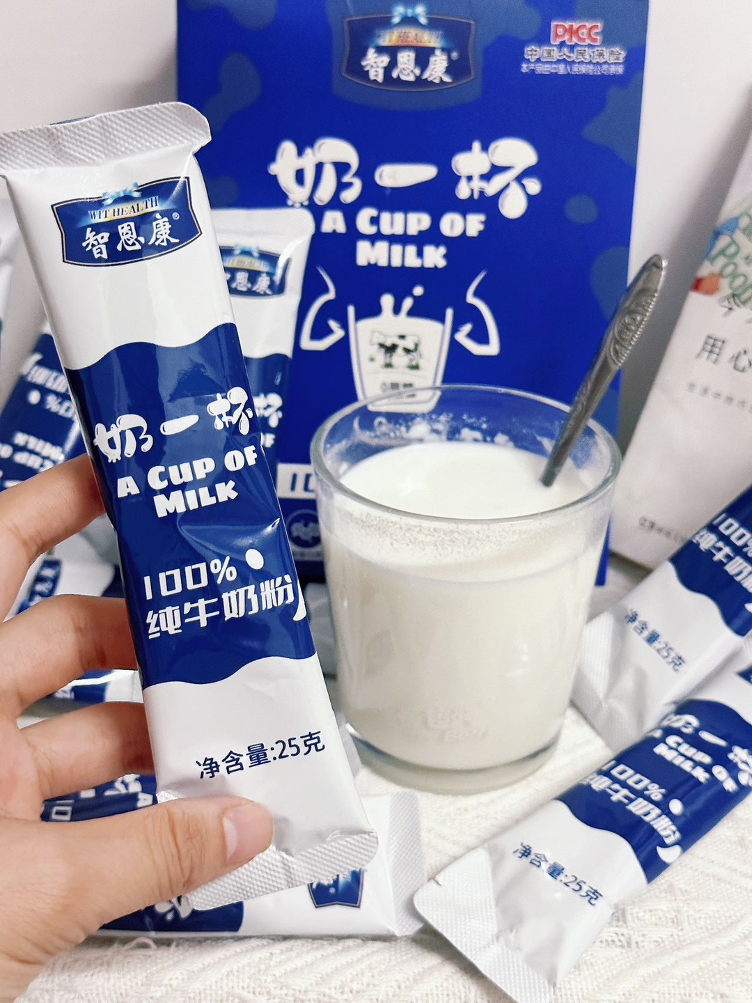 救命！智恩康纯牛奶粉让我戒掉了奶茶🥛 谁懂啊！自从挖到智恩康这款纯牛奶粉，家里的奶茶外卖直接停了！每天不冲两杯都浑身难受，纯纯的奶香真的太戳我了💕  ✨配料表干净到尖叫 只有「生牛乳」三个字！0添加、0蔗糖、0香精，给娃冲不怕有负担，我自己喝也能尝到牛奶本身的清甜，每一口都超安心～  ✨独立包装太懂懒人 25g一条，揣兜里、放包里都不占地儿。想喝的时候随便冲，不用纠结放多少，3秒就能get一杯丝滑...