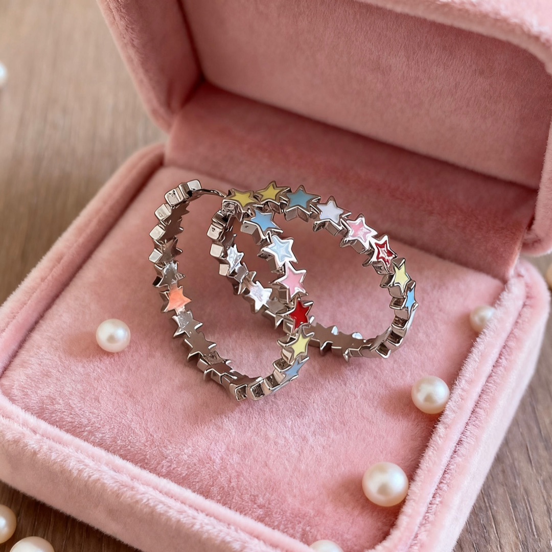 把星河戴在耳边|彩色星星耳圈,点亮你的甜酷风格