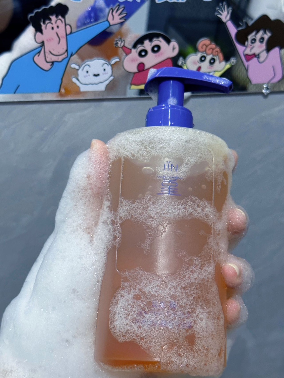 本命沐浴露！乌龙香+温和保湿，干敏肌必囤 这支乌龙茶香沐浴露，洗完身上的香味太自然了！干敏肌秋冬直接用！  说实话，洗个舒服的澡真的能放松不少。我最近用的这支「堇·天然香氛糖脂沐浴露（乌龙香型）」，洗澡的时候满浴室都是淡淡的茶香，闻着就很舒服。  成分很温和，用的是德国进口的第四代糖脂表活，天然不刺激。我这种干敏肌洗完脸不泛红，干皮姐妹洗完小腿也不会起白屑，就算不涂身体乳，皮肤摸起来也是润润的，不...