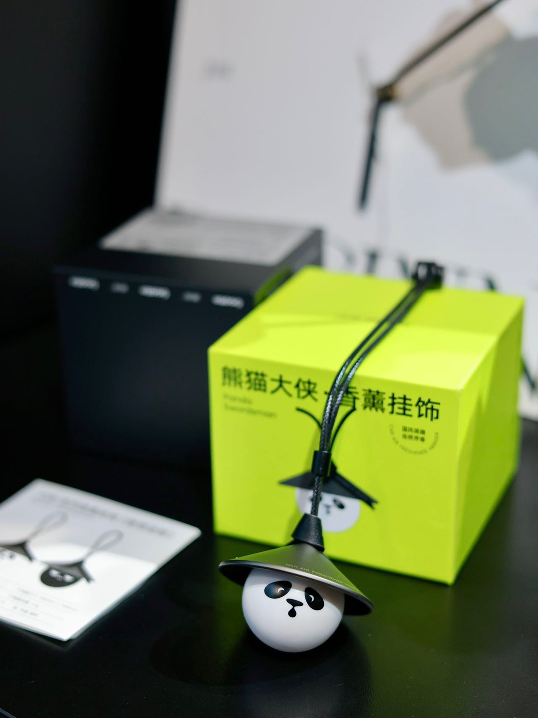 分享我的新车载香薰：顾探熊猫大侠🐼  最近刚入了顾探这款熊猫车载香薰，颜值还挺出乎我意料的。圆滚滚的熊猫造型很可爱，加上合金斗笠和细腻皮饰，国风感很足，细节里的几何纹路也显质感，挂在车里不只是香薰，还能当小摆件。  摸起来手感滑滑的，每次上车都能闻到淡淡的香味，还挺治愈的。它有三种香型，千山雪松偏清冷，青野春风是草木清甜，清风拂柚带点果香，日常换着用，开车时心情也能不一样。  如果想选款颜值和香味...
