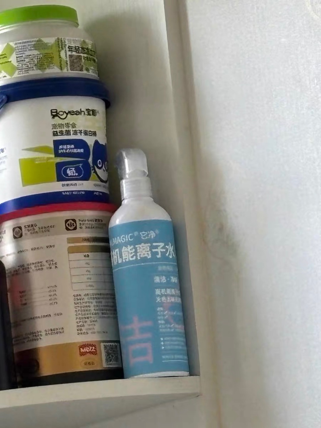 #测评/测评 这个真的是我家一直回购的,用来清洁猫咪吃饭的碗很安心,不用冲洗一喷就好了,还可以用来擦拭猫狗的脸,泪痕,做简单清洁,真的超级方便。我家一直都用这个蓝色瓶子的,真的推荐给养宠人,价格也很划算一大瓶