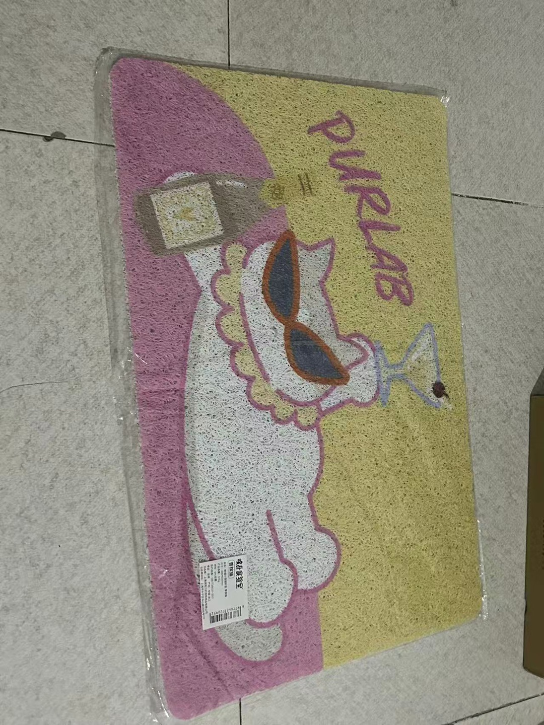 打开包裹，第一眼就被这款垫子的设计打动。 垫子手感柔软，垫子有足够的厚度，让宠物躺卧时感到舒适。 我家的猫咪对这款新垫子表现出极大的兴趣。第一天，就开始在上面探索。 垫子柔软舒适，猫咪躺卧自如。最令我惊喜的是，垫子可以随意折叠，清理猫毛和不小心洒落的猫砂变得十分轻松。 垫子不仅防水防潮，而且贴合地面，不易打滑。 这对于活泼好动的宠物来说尤为重要，减少了玩耍时打滑的风险。 垫子可以随意折叠，方便倒出...