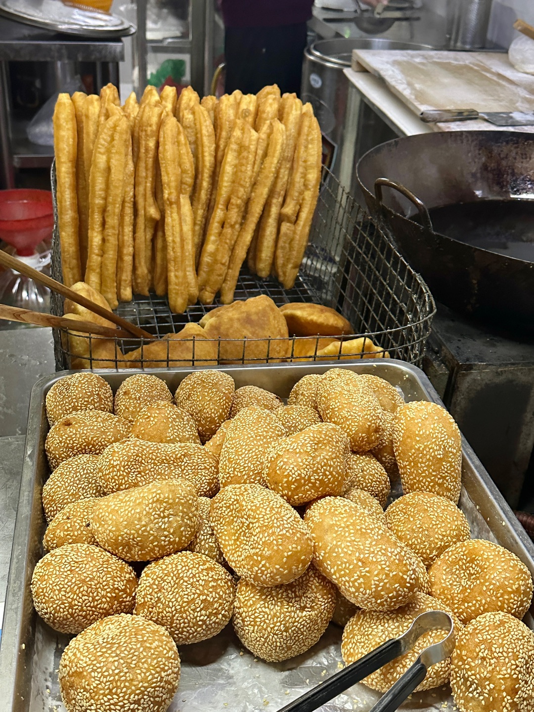 赤坎步行街开了30年的老店 他们家的油条都是手工现做现炸 💰2.5一个 色泽金黄 炸得好脆好香 好好吃🤤  - 🔥：芹姐云吞（步行街店） 🈺：17:30-01:00 📍：赤坎区英勇路湛江市第四小学西北侧约50米