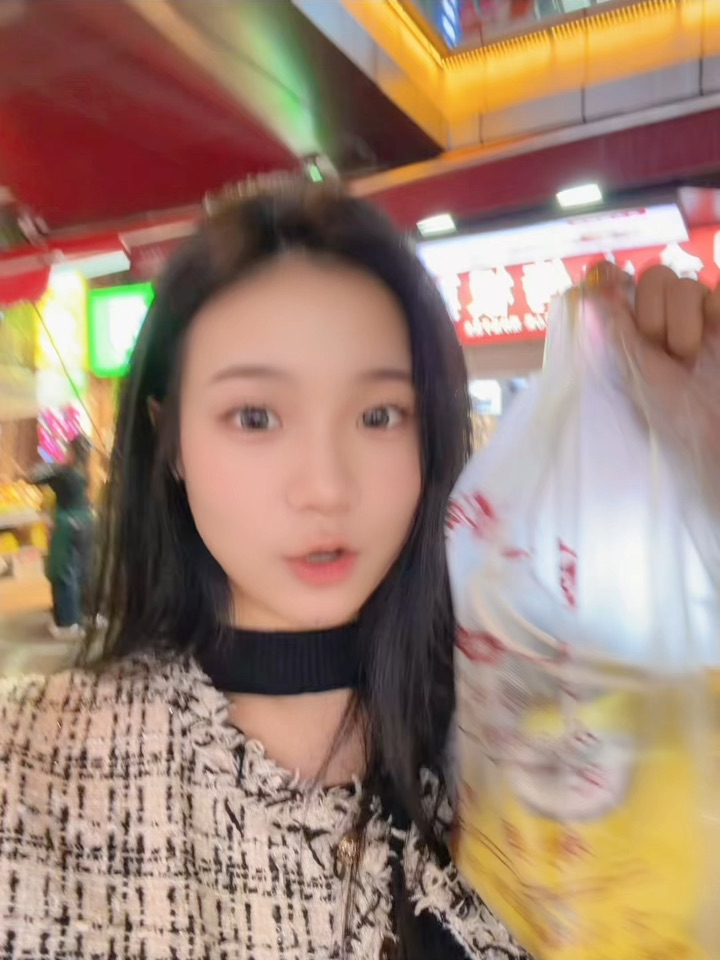 “大吉大‘栗’，今天吃板栗，这个季节的风里都飘着糖炒栗子的甜香，刚出锅的栗子冒着热气，捧在手里像揣着个小暖炉 轻轻一捏，是专属于秋天的治愈#秋天该有的样子 #栗子熟了 #治愈系美食 #板栗 #热乎乎香喷喷