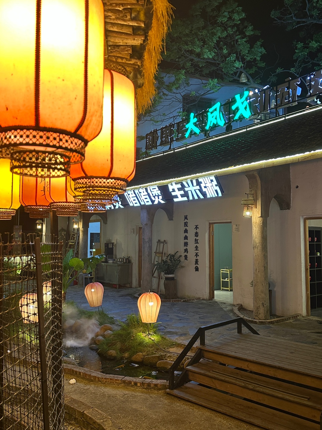 朋友安利这家鸡煲 来了两次 感觉还不错👍他们家的🐔都是现sha的 品质是肉眼可见新鲜 要等半个小时才上菜 推荐五指毛桃药材汤底 汤鲜味美 百香果汤底就中规中矩  五福脆皮鸡全宴 鸡肉是完全去骨的鸡肉 鲜嫩爽口 手打柠檬茶清爽解腻 时令蔬菜油麦菜和桃胶桂圆雪耳羹都还不错👍  - 🏠：大凤戈•脆皮鸡煲（机场路店） 🈺：17:00-23:45 📍：霞山区新兴街道挖尾村西横二巷219号（文化楼旁）