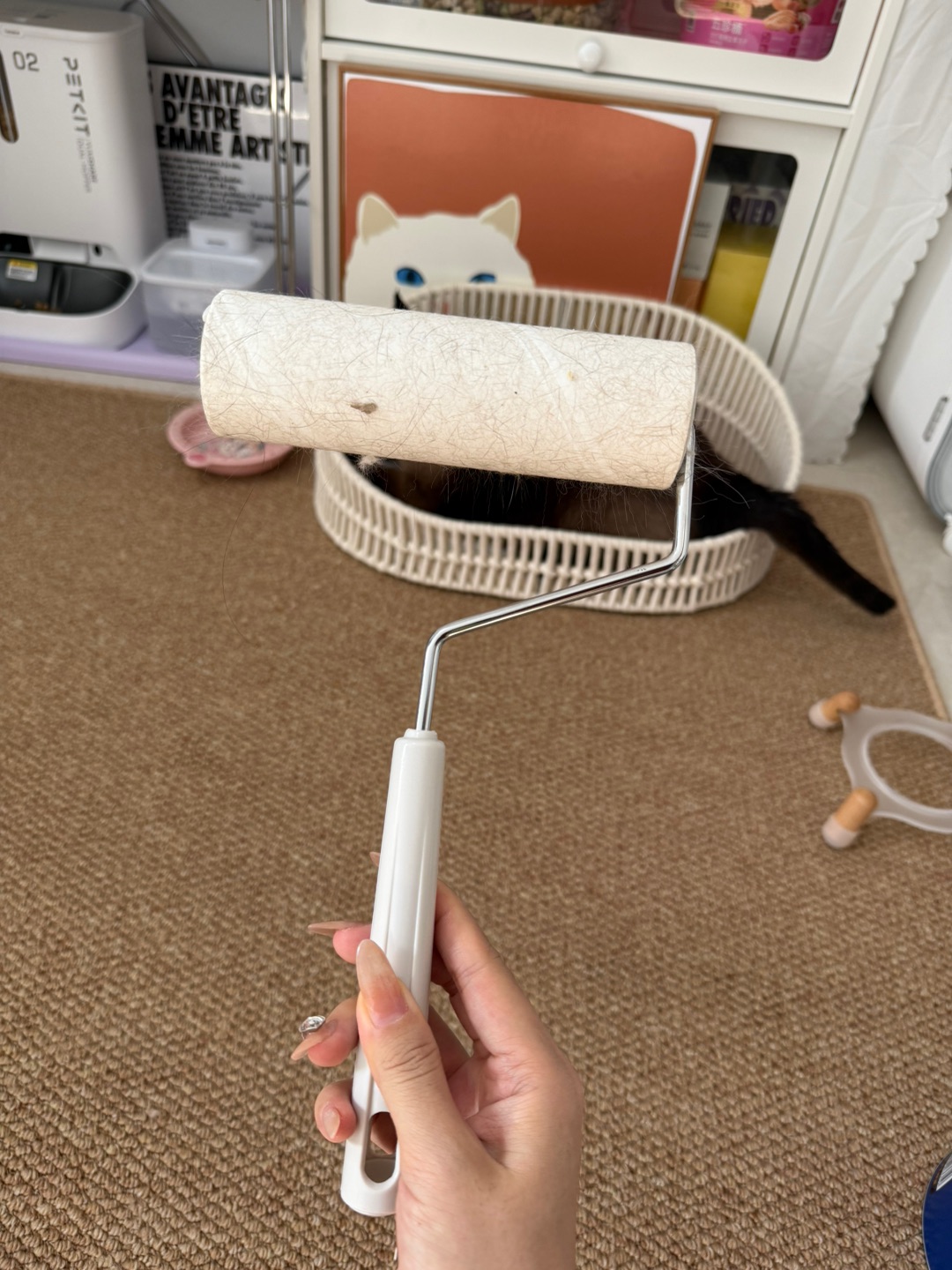 这粘毛器简直是毛孩子掉毛的克星，不管是深色衣服上的猫毛、沙发缝隙里的碎屑，还是床单上的头发，轻轻一滚就瞬间干净，粘性超给力还不留胶。手柄握感舒服，可撕式设计撕起来丝滑不卡顿，替换芯安装也简单。 粘毛器替换卷