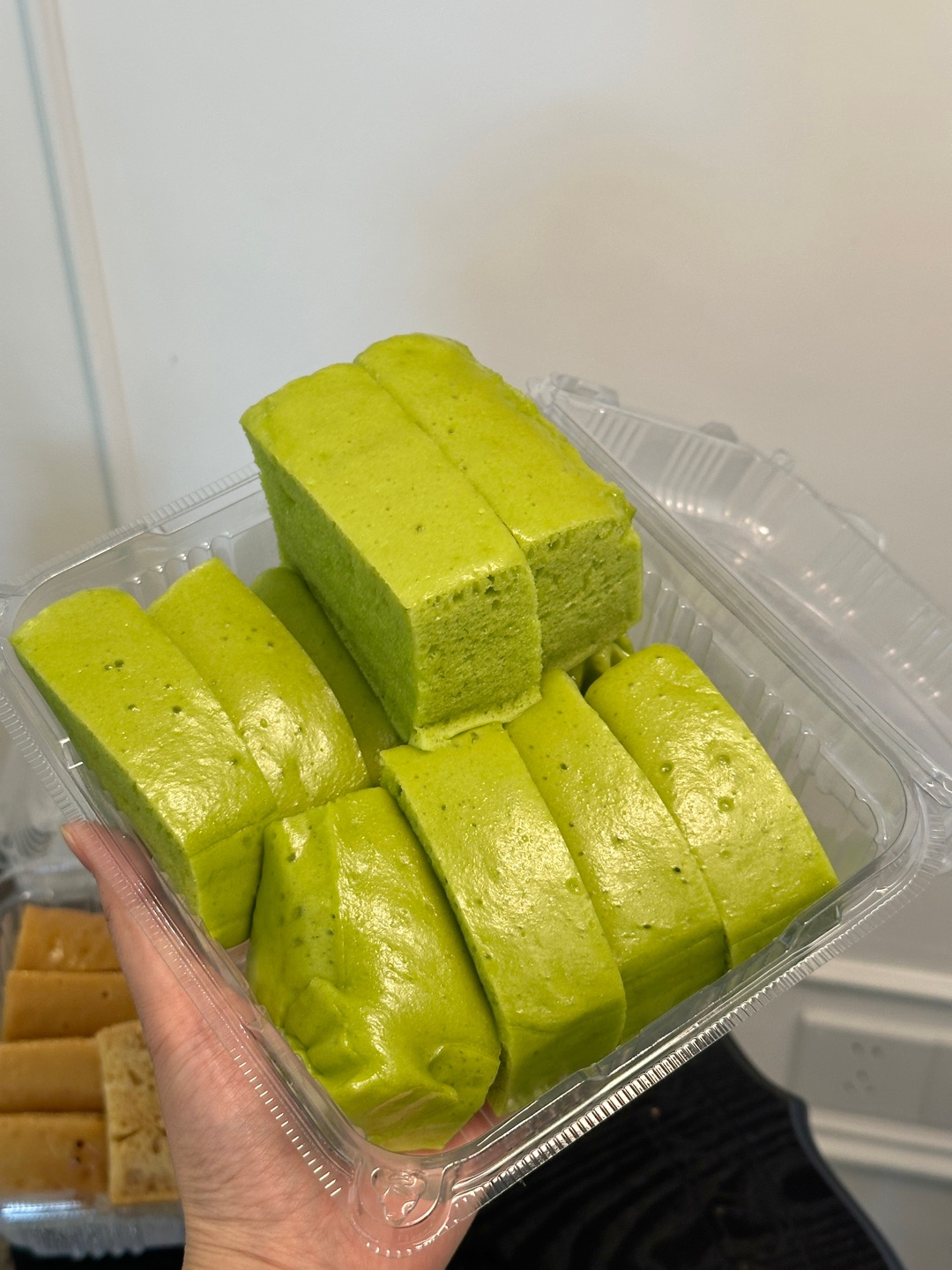 廉江传承松糕  斑斓松糕一斤💰10.8 一入口斑斓味很浓郁 热热的好好吃 很松软 红糖松糕一斤💰8.8 红糖不会很甜 味道刚好 弹性不粘牙！  - 🏠：廉江传承松糕 📍：开发区宝江天盈6栋04号商铺