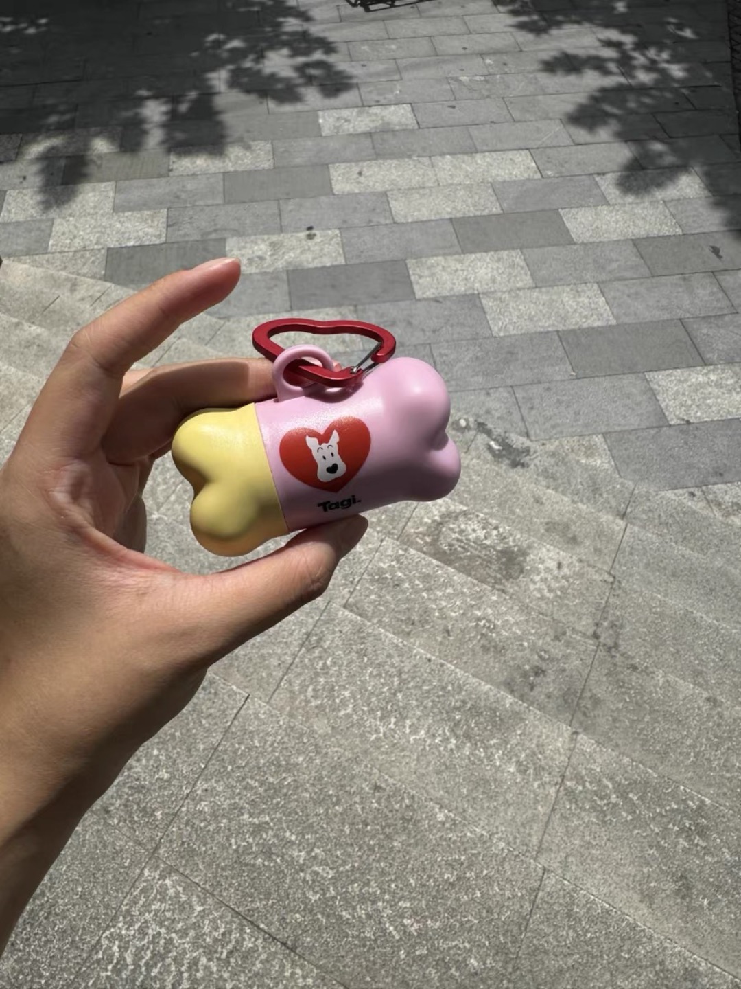 这个拾便器造型好可爱，骨头形状，拾便袋很结实，大小合适，撕拉方便，很好断，带狗狗出去太方便了，挂在牵引绳上也很好看#测评/测评 ，还可以重复用，补充垃圾袋，真的是颜值高又实用，感觉可以用很久，太喜欢了推荐推荐