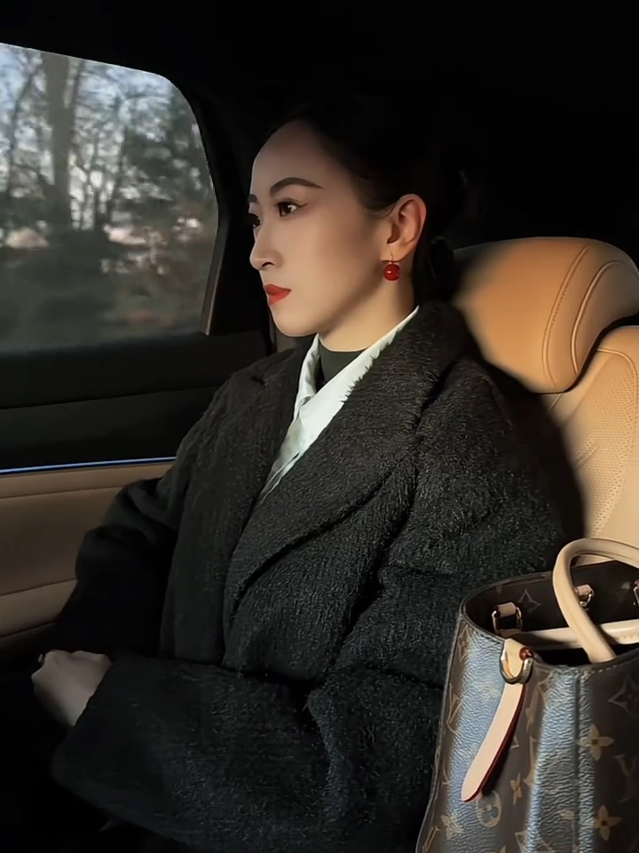 正经不过三秒，今日份的职场穿搭😏