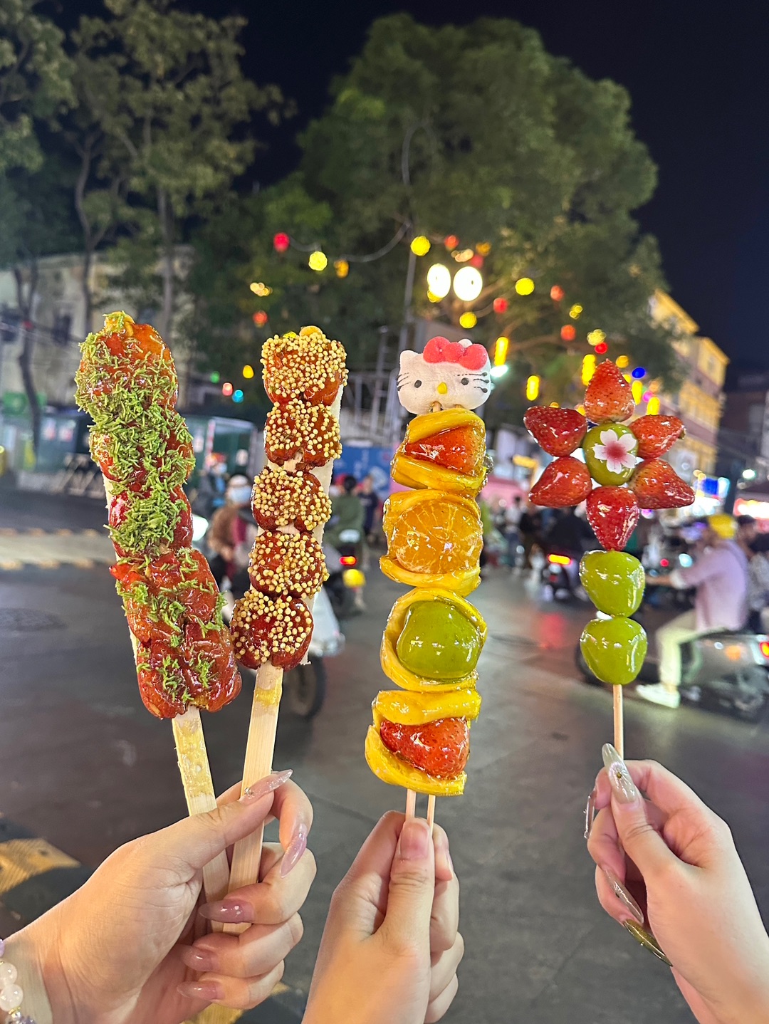 在湛江吃到kitty奶皮子糖葫芦啦 就在赤坎步行街以茶会友这里 真的可爱到舍不得吃了啊啊😭奶皮子➕干噎酸奶➕草莓/晴王/蓝莓 裹上现熬的糖浆 酸酸甜甜的 味道还不错～