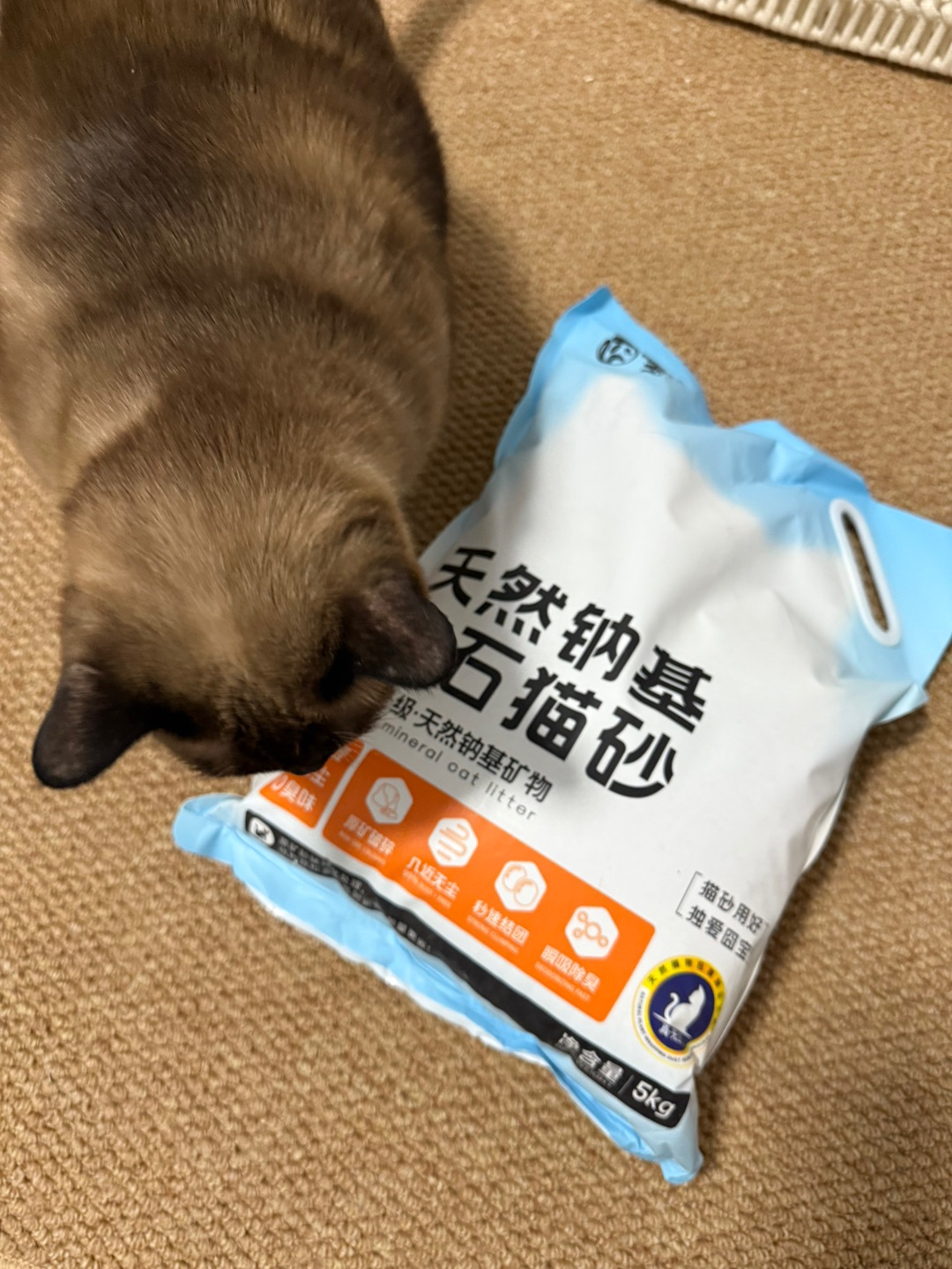 🌬️矿山直采，无尘体验超惊艳 因为是自家矿山直采加工，矿砂的纯净度特别高。倒砂时凑近看都没多少浮尘，铺完猫砂盆手上干干净净，连我家呼吸道敏感的猫咪，都没再因为猫砂打喷嚏。家里空气变清爽，换砂再也不用屏住呼吸了～