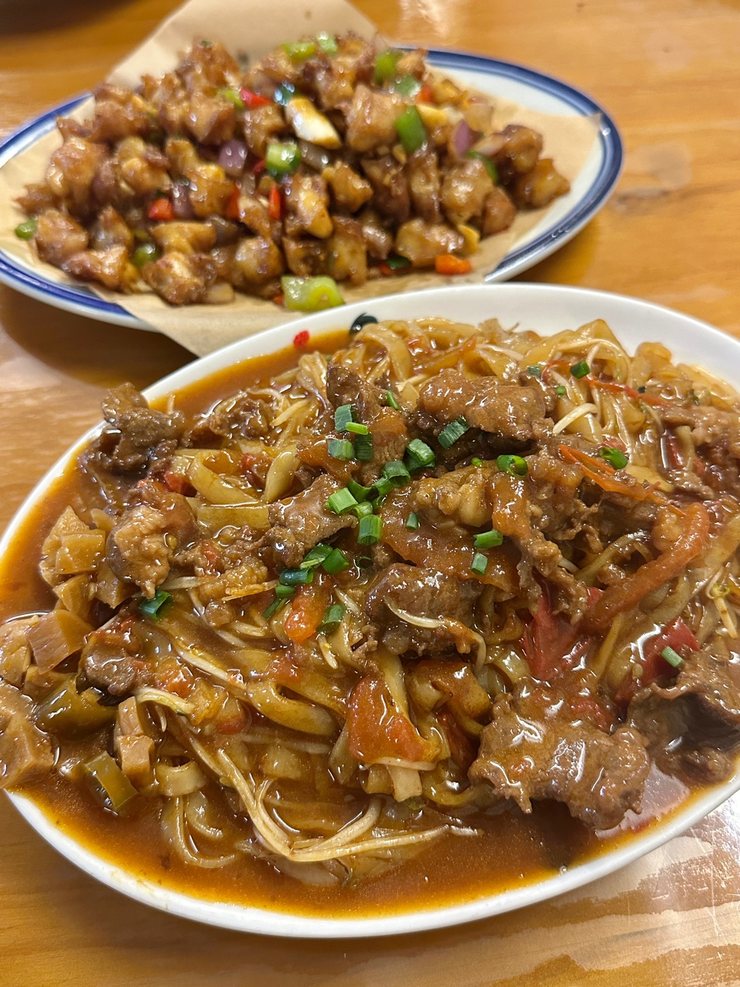 收藏这家店好久了 周末和朋友安排上了 椒盐掌中宝💰58 分量很足 外皮金黄酥脆 弹牙鲜嫩 满满的肉香在嘴巴里散开 口感层次丰富 茄汁牛肉炒粉💰28 很有锅气 味道中规中矩  - 🏠：老味大排档（银帆花园 A区店） 🈺： 18:00-02:30 📍：霞山区银帆花园A区1层1号商铺