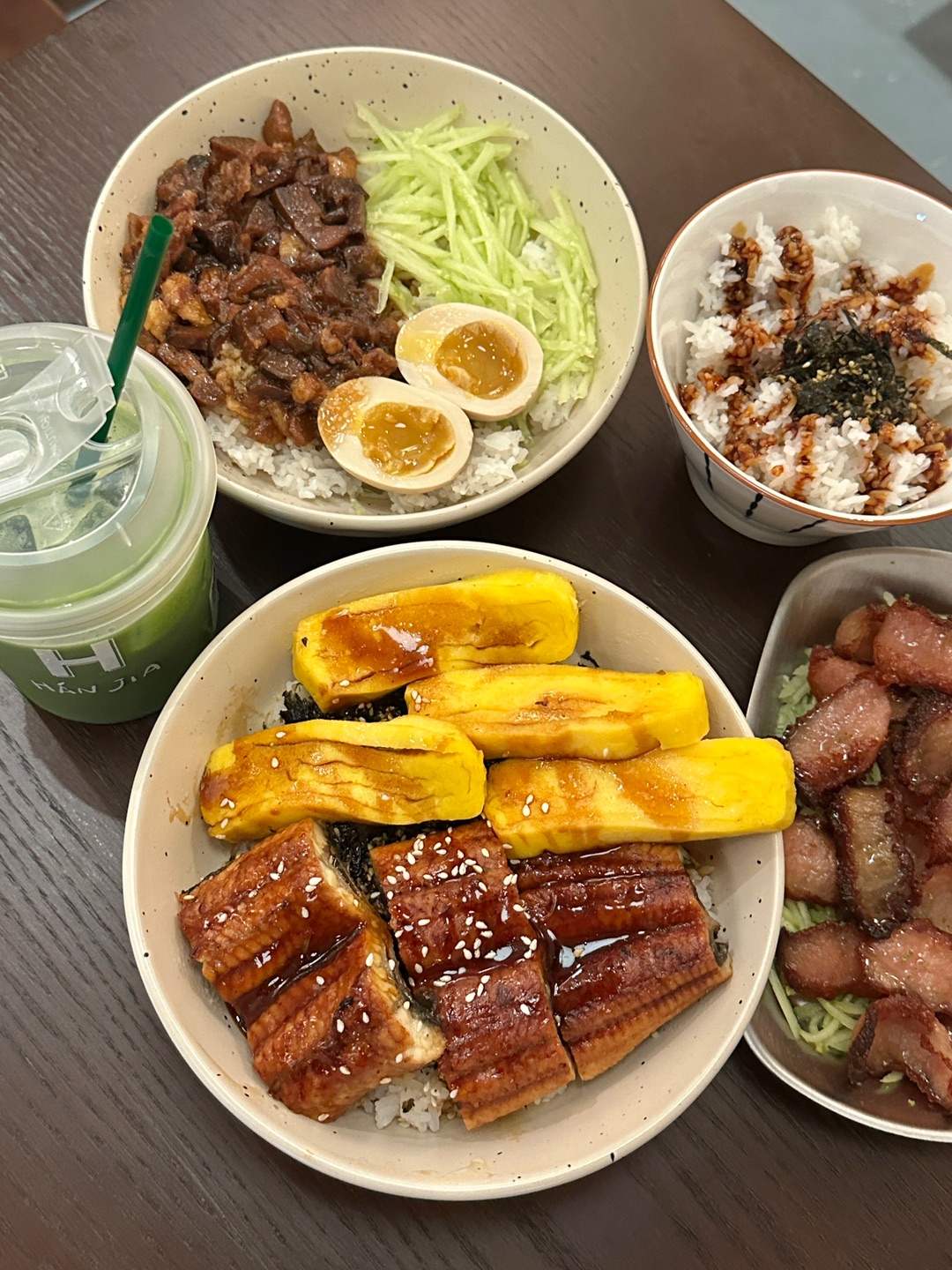 HAN JIA现在的咖啡厅越来越卷了 各种风格都有  这种韩里韩气的装修的还挺抓我眼球👀  原木质感低饱和度 随手拍都很出片📷 . 点了他们家的鳗鱼盖饭 一大碗分量很足 鳗鱼外焦里嫩，搭配玉子裹上酱汁的米饭 好好吃🤤 烤猪颈肉 又嫩又弹牙 绿野仙踪 抹茶🍵➕椰子水口感细腻醇厚 台式卤肉饭一般般啦 - ☕️：HAN JIA 🈺：13:00-23:00 📍：赤坎区海滨大道北150号11栋